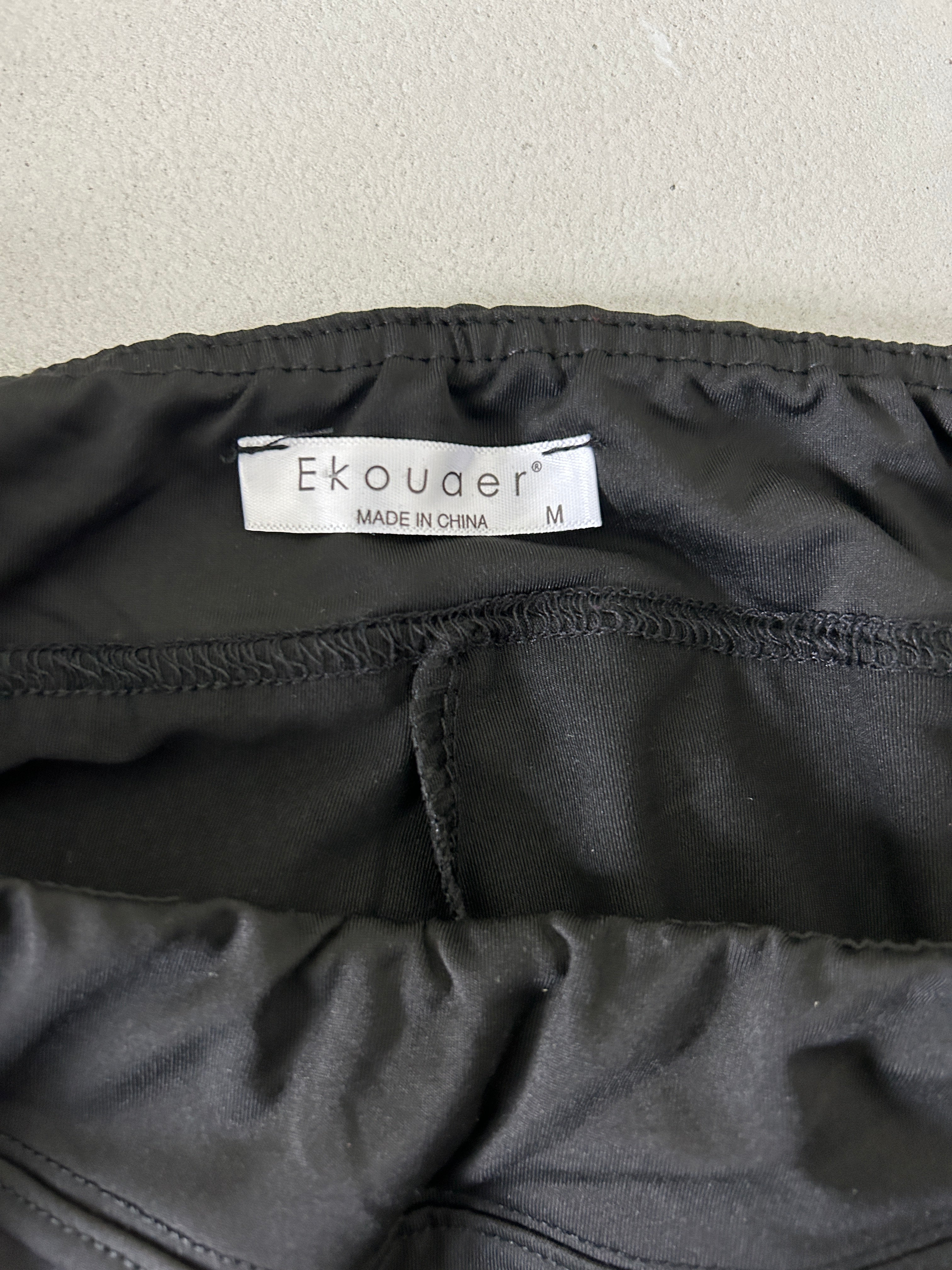 Jupe noire courte – Ekouaer