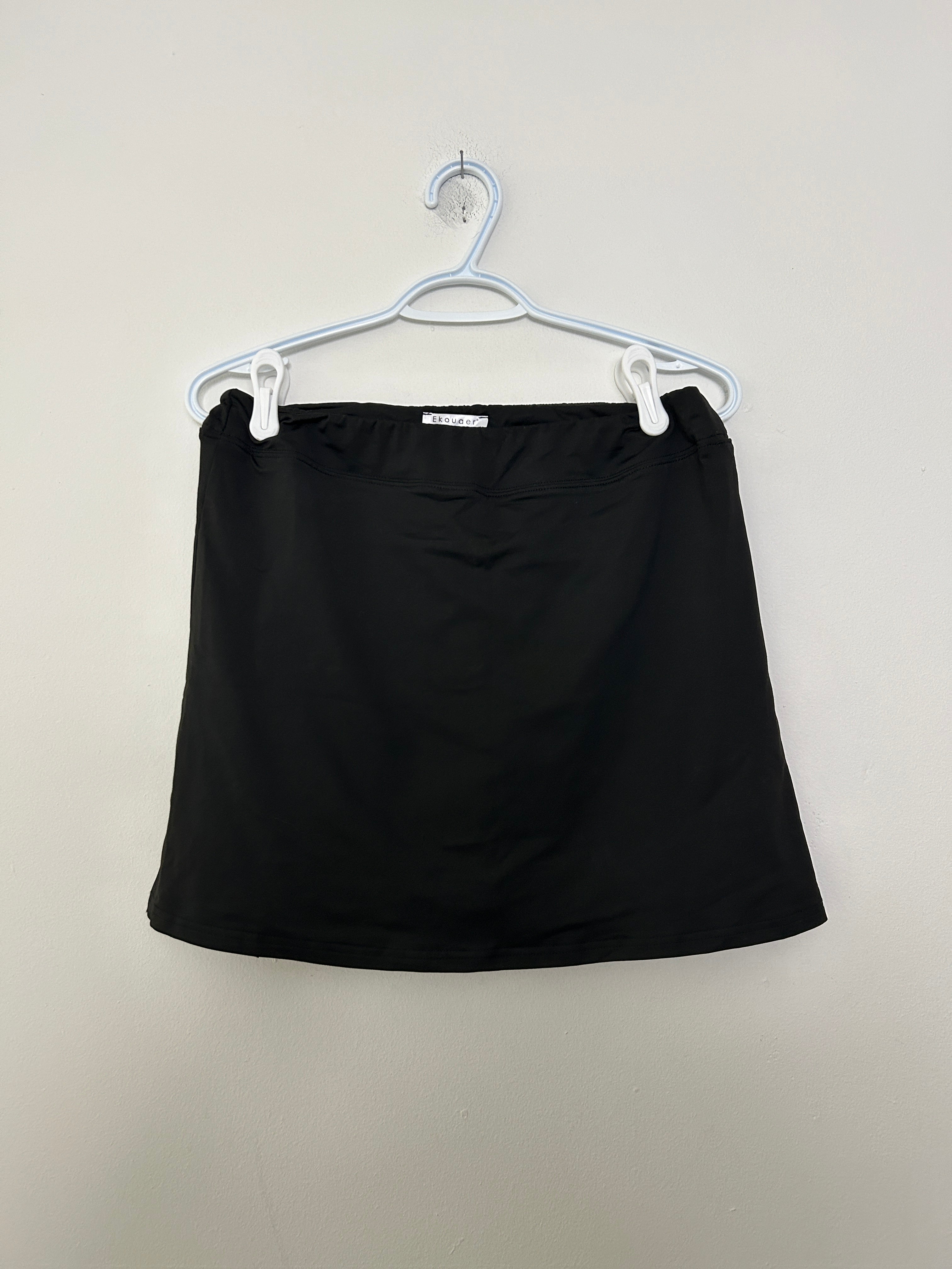 Jupe noire courte – Ekouaer