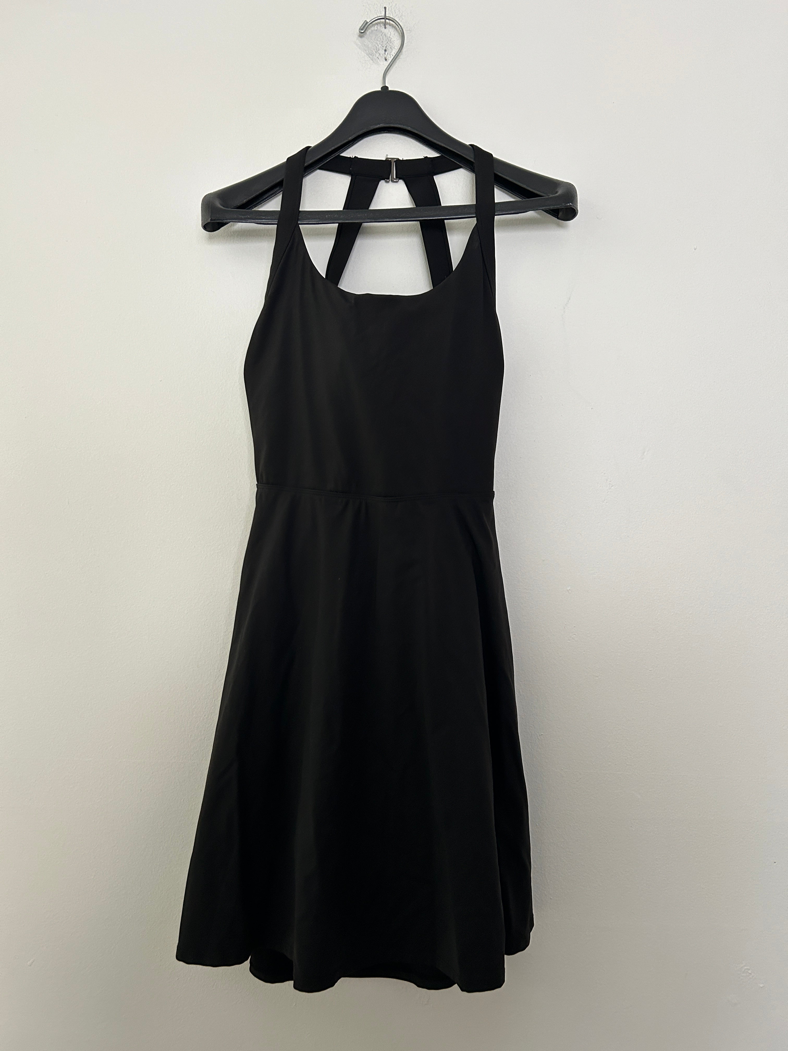Robe noire fluide à dos croisé – Halara