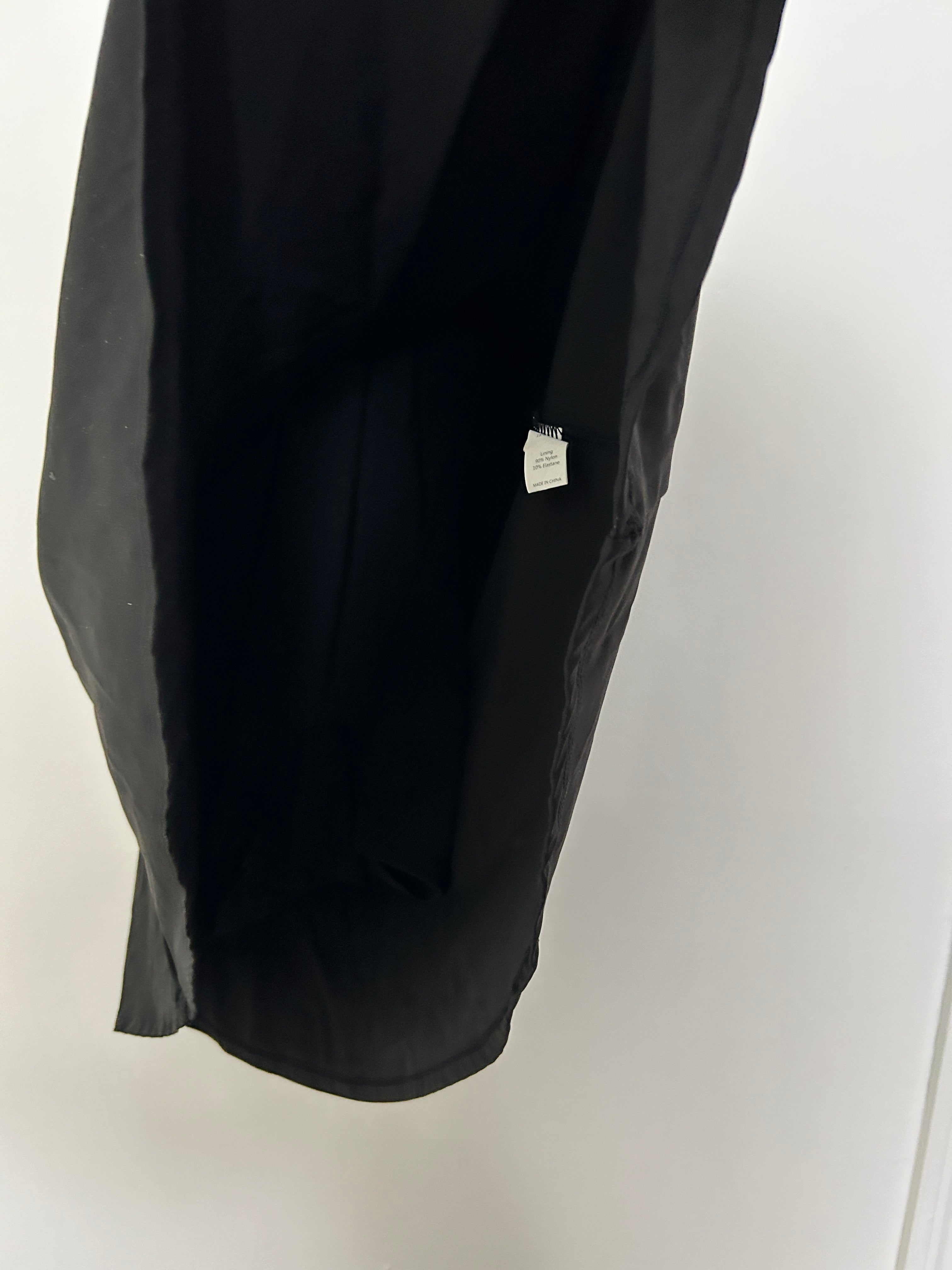 Robe noire fluide à dos croisé – Halara