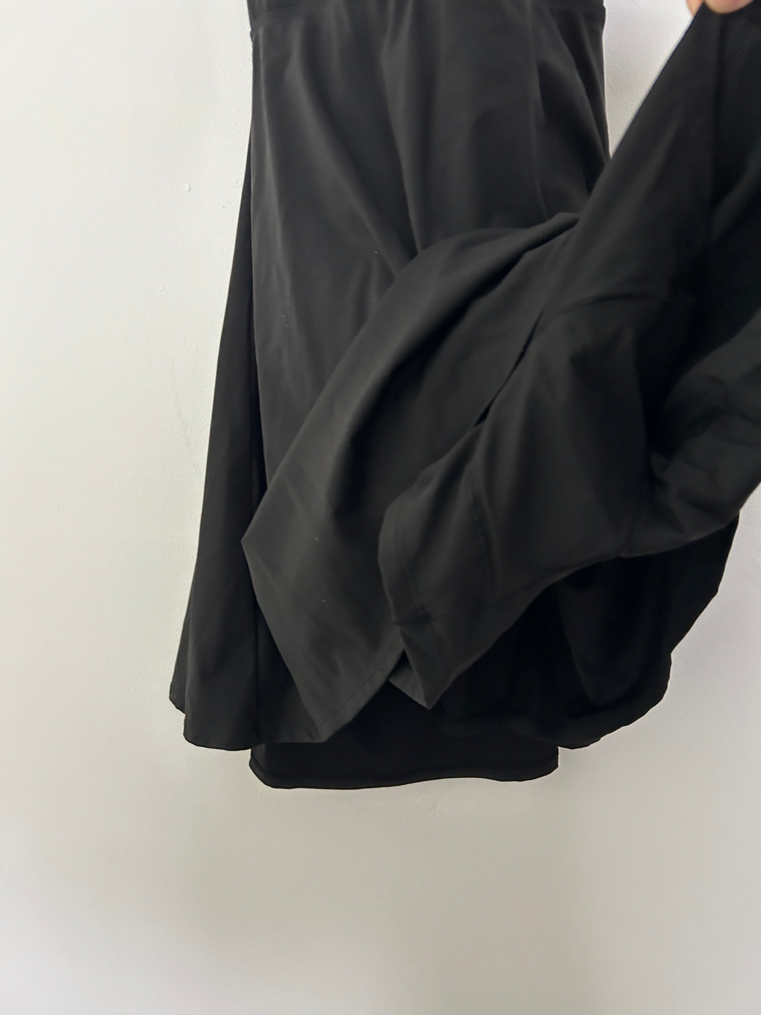 Robe noire fluide à dos croisé – Halara