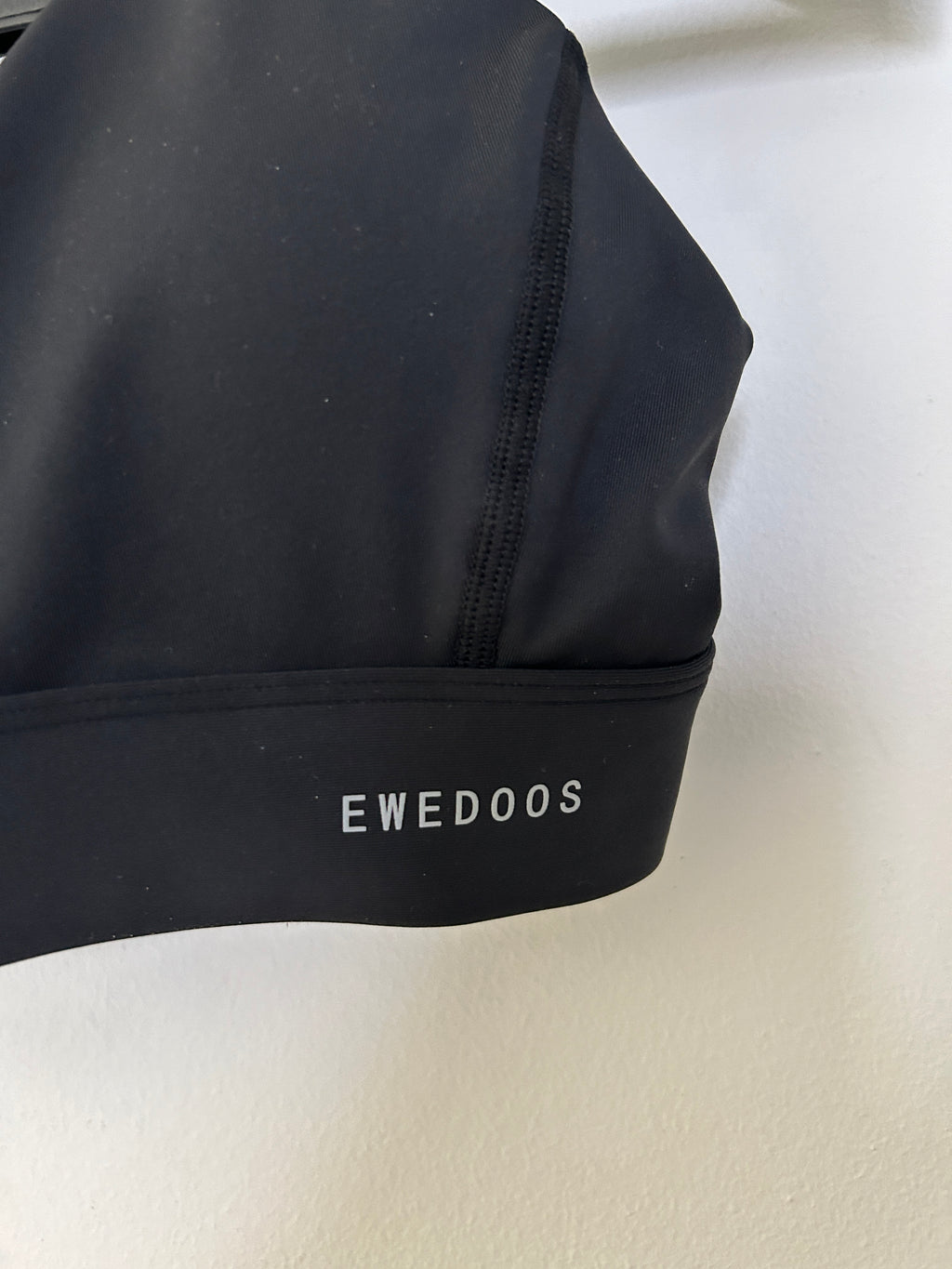 Soutien-gorge de sport noir à dos croisé – Ewedoos