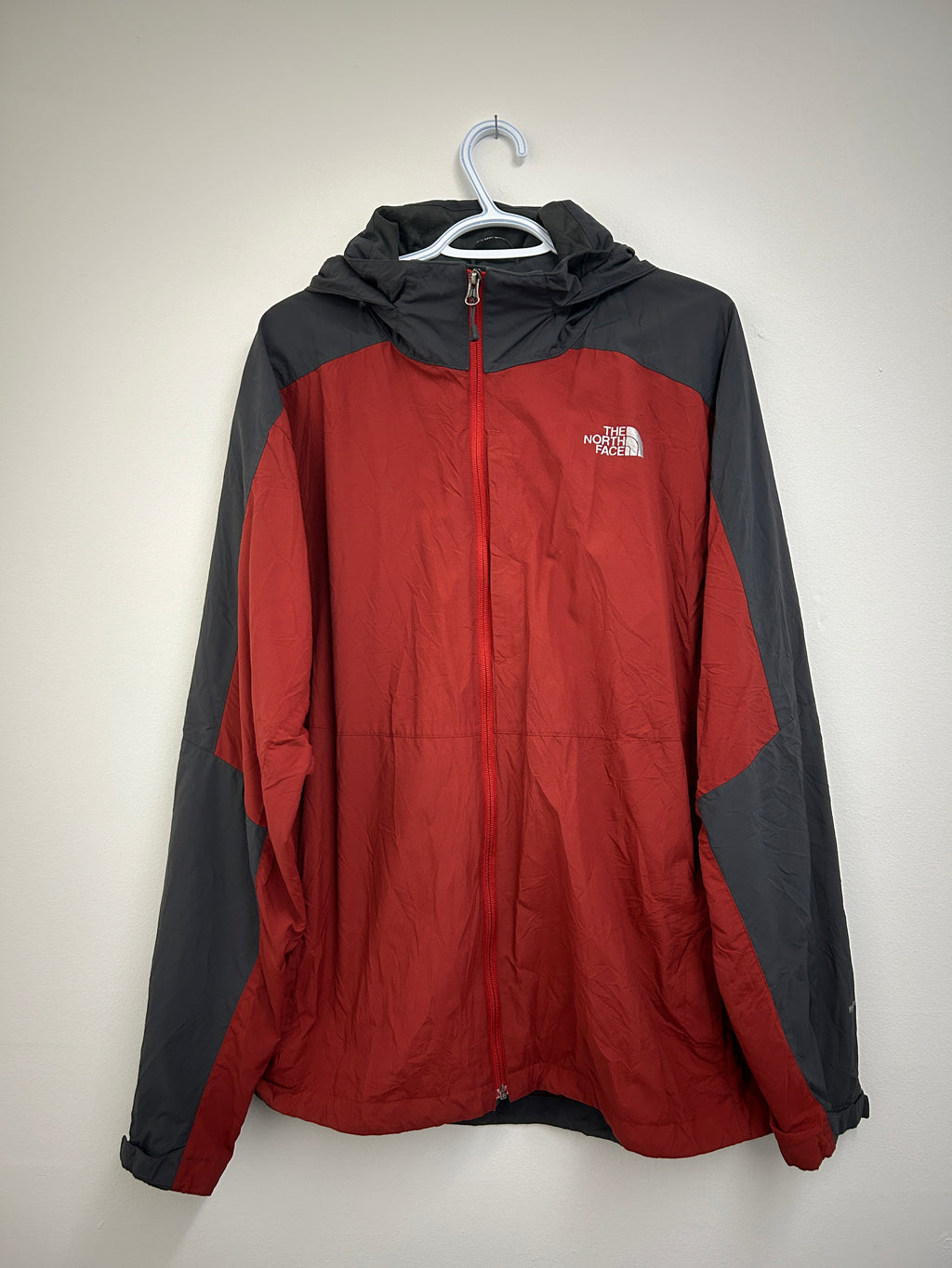 The North Face – Coupe-vent à capuche Rouge et gris foncé