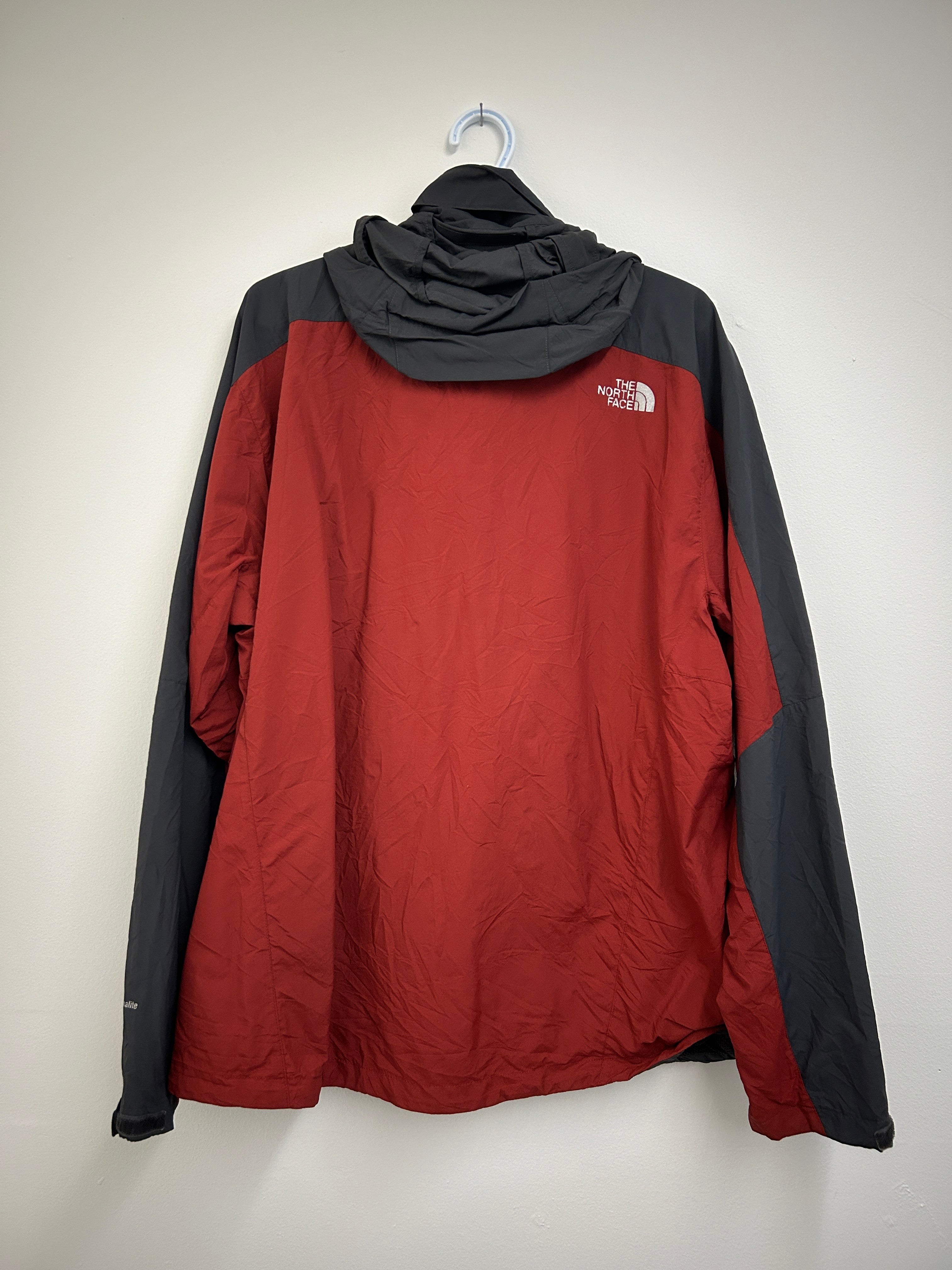 The North Face – Coupe-vent à capuche Rouge et gris foncé