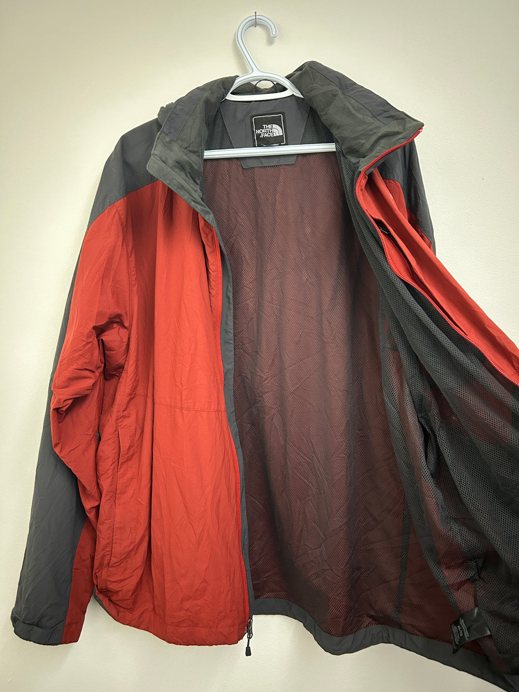 The North Face – Coupe-vent à capuche Rouge et gris foncé