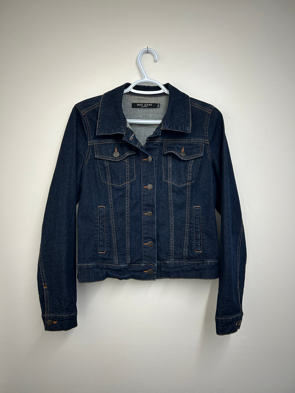 Veste en jean bleu foncé rayé blanche