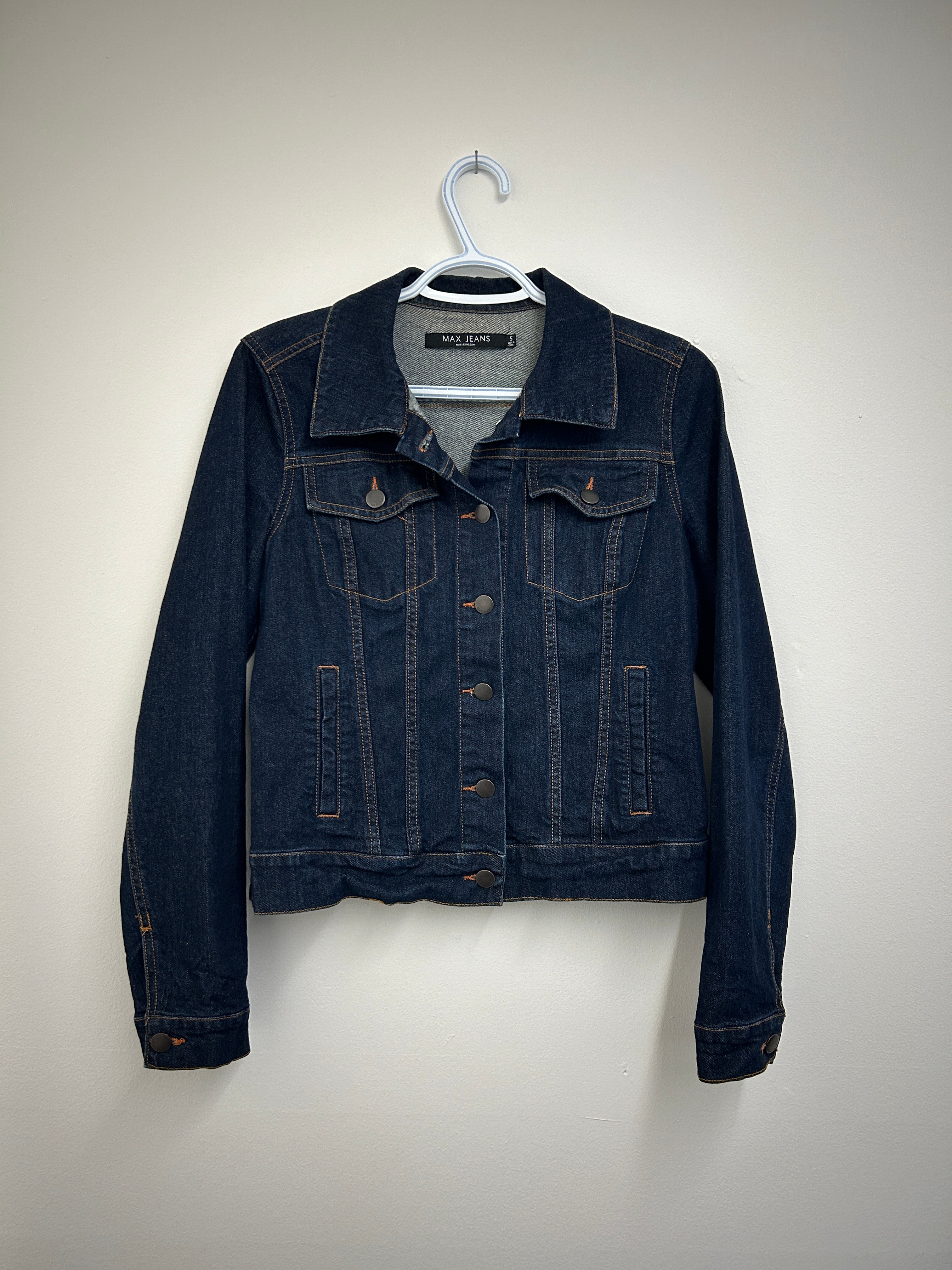 Veste en jean bleu foncé rayé blanche