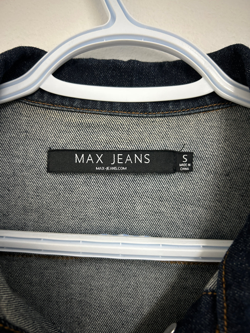 Veste en jean bleu foncé rayé blanche