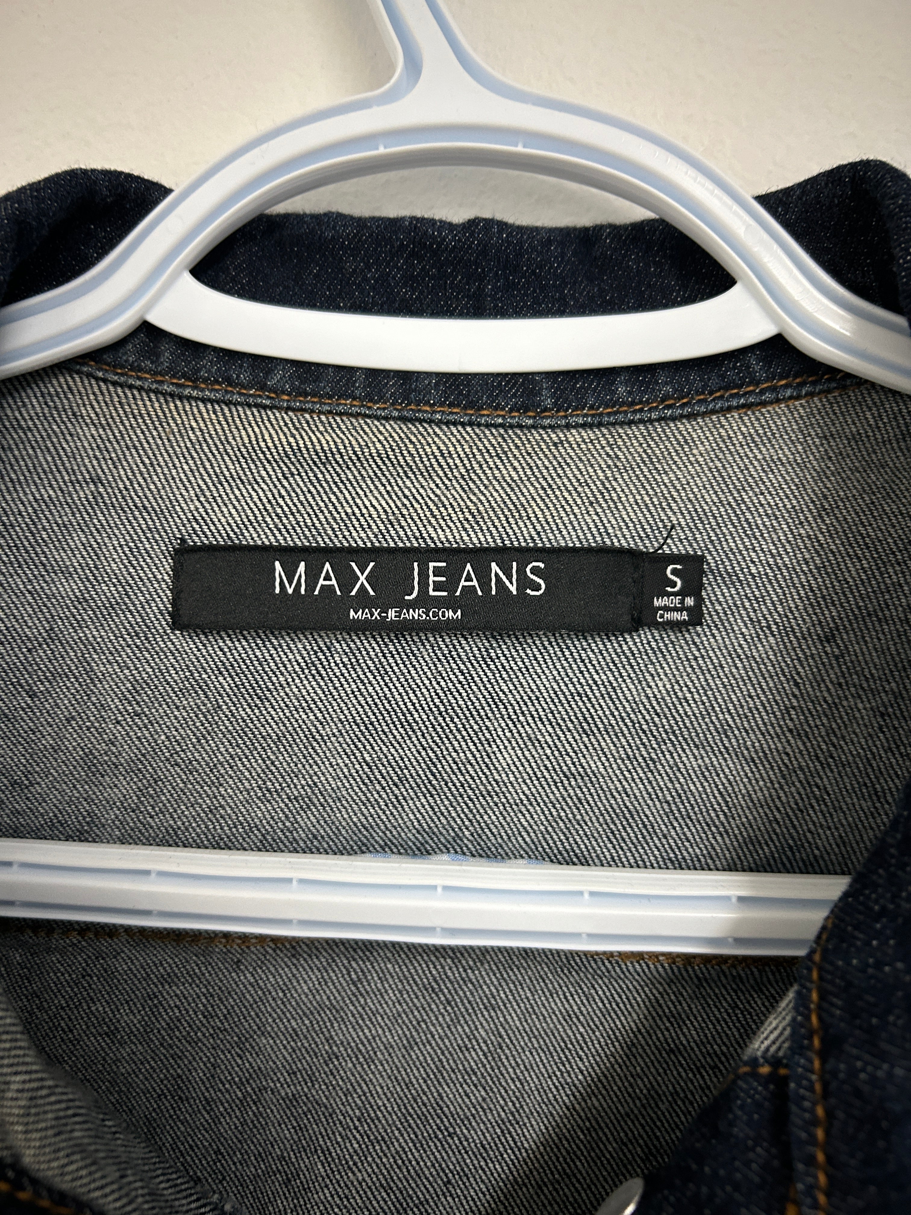 Veste en jean bleu foncé rayé blanche