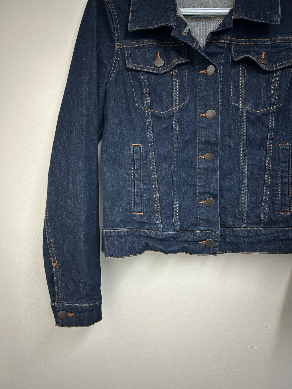 Veste en jean bleu foncé rayé blanche