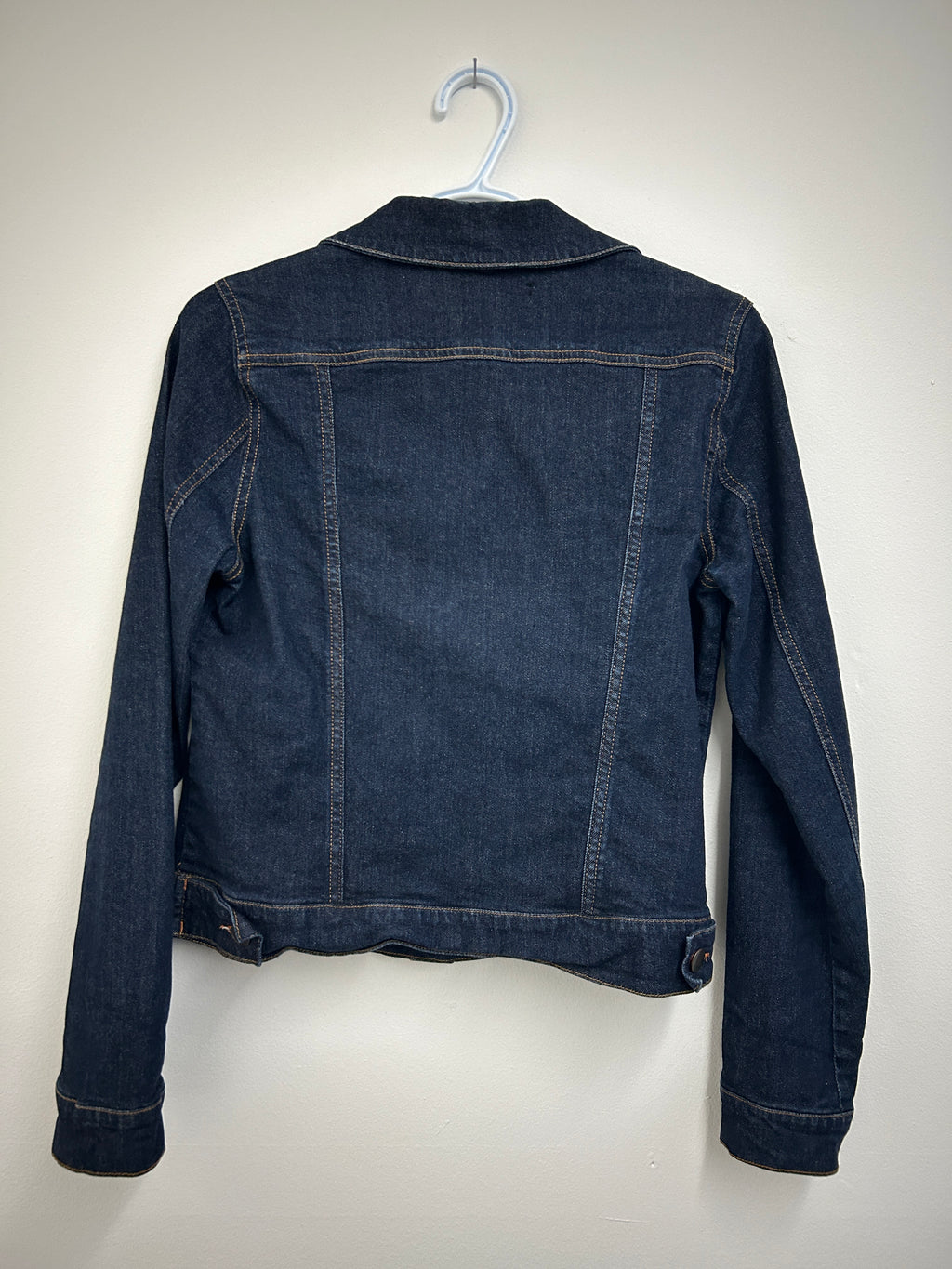 Veste en jean bleu foncé rayé blanche