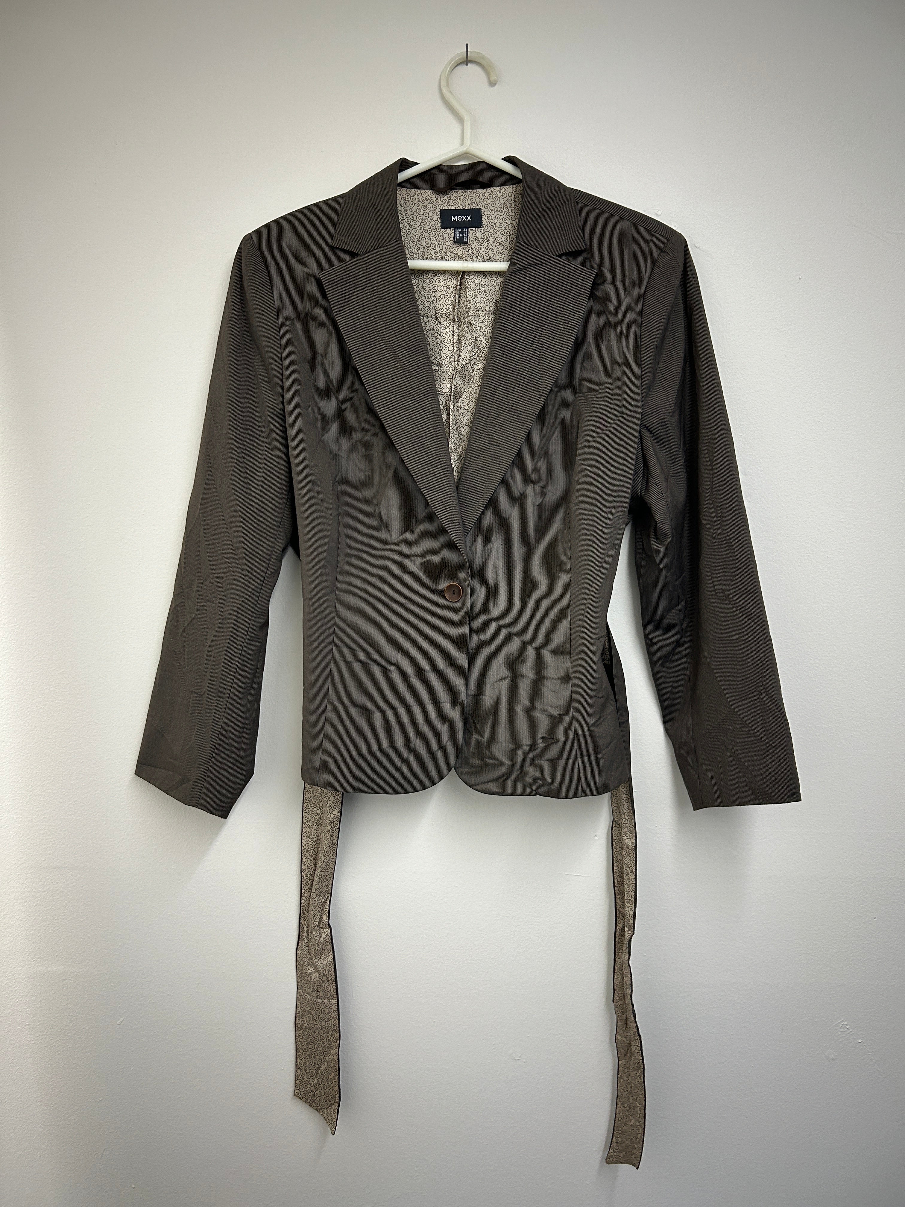 Veston ajusté brun avec ceinture motif