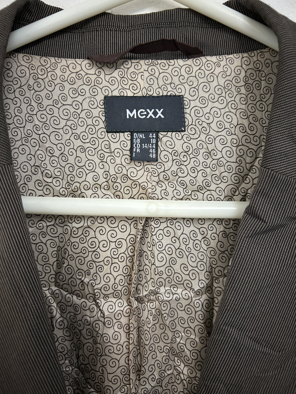 Veston ajusté brun avec ceinture motif