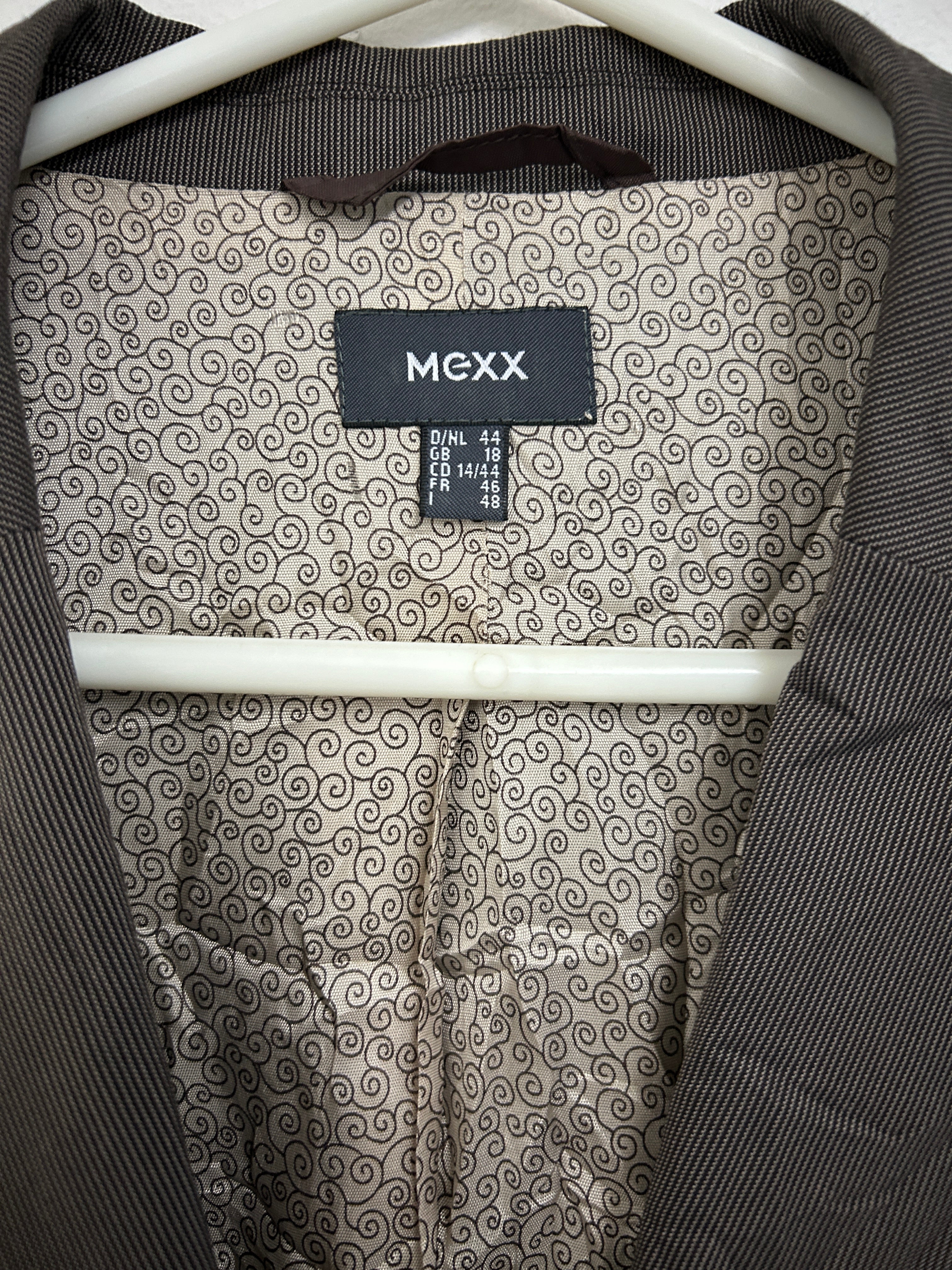 Veston ajusté brun avec ceinture motif