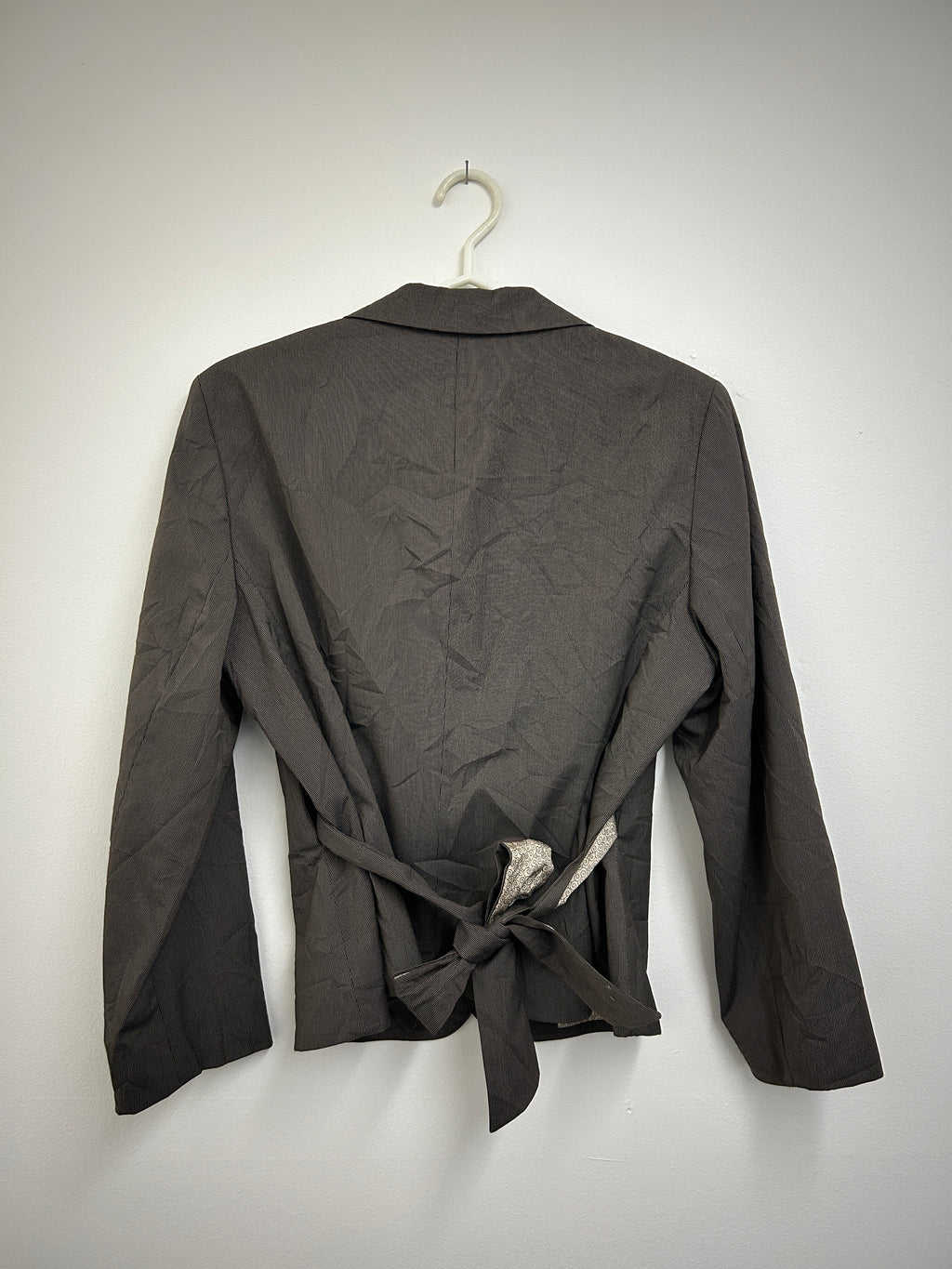 Veston ajusté brun avec ceinture motif