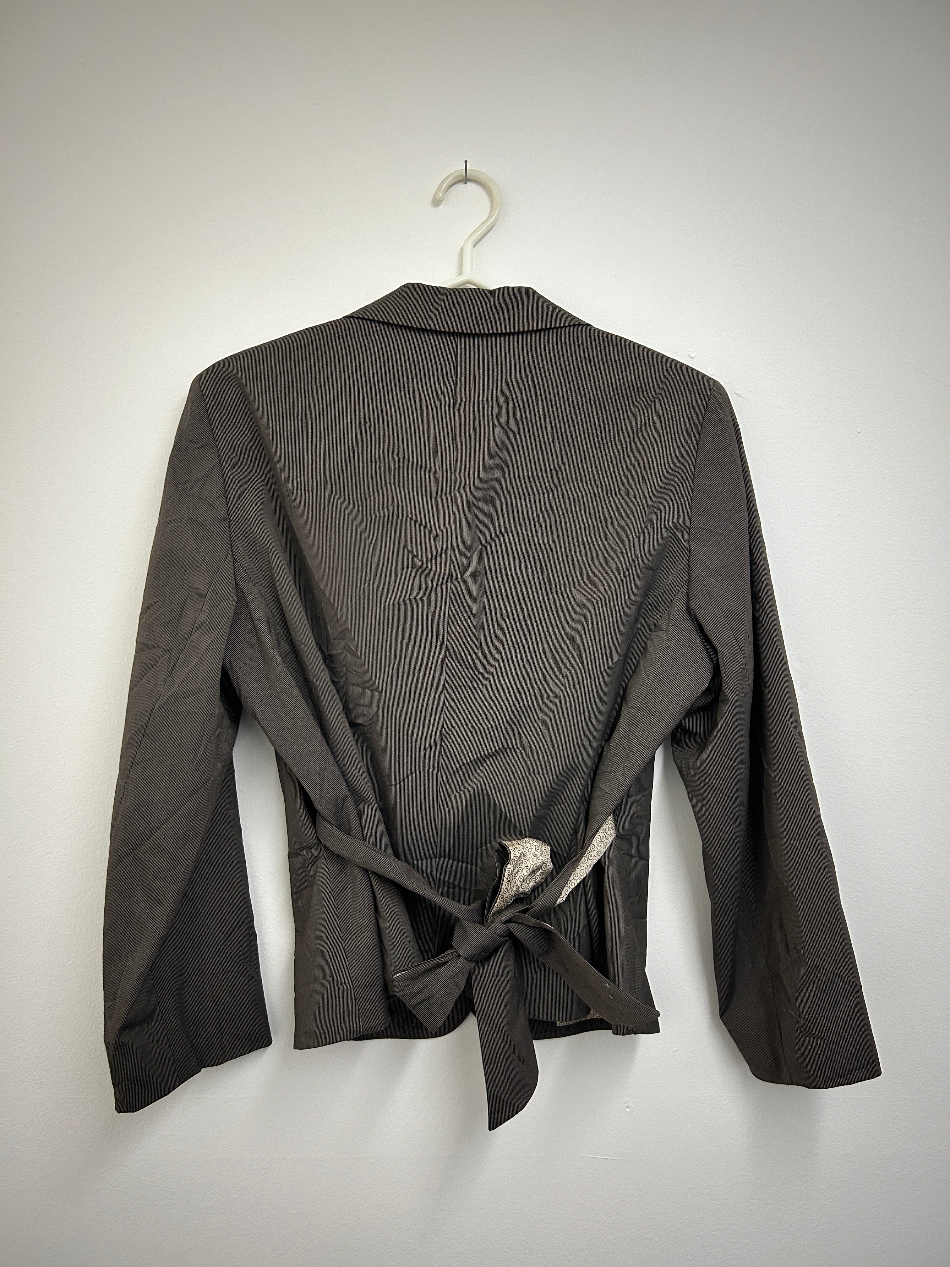 Veston ajusté brun avec ceinture motif