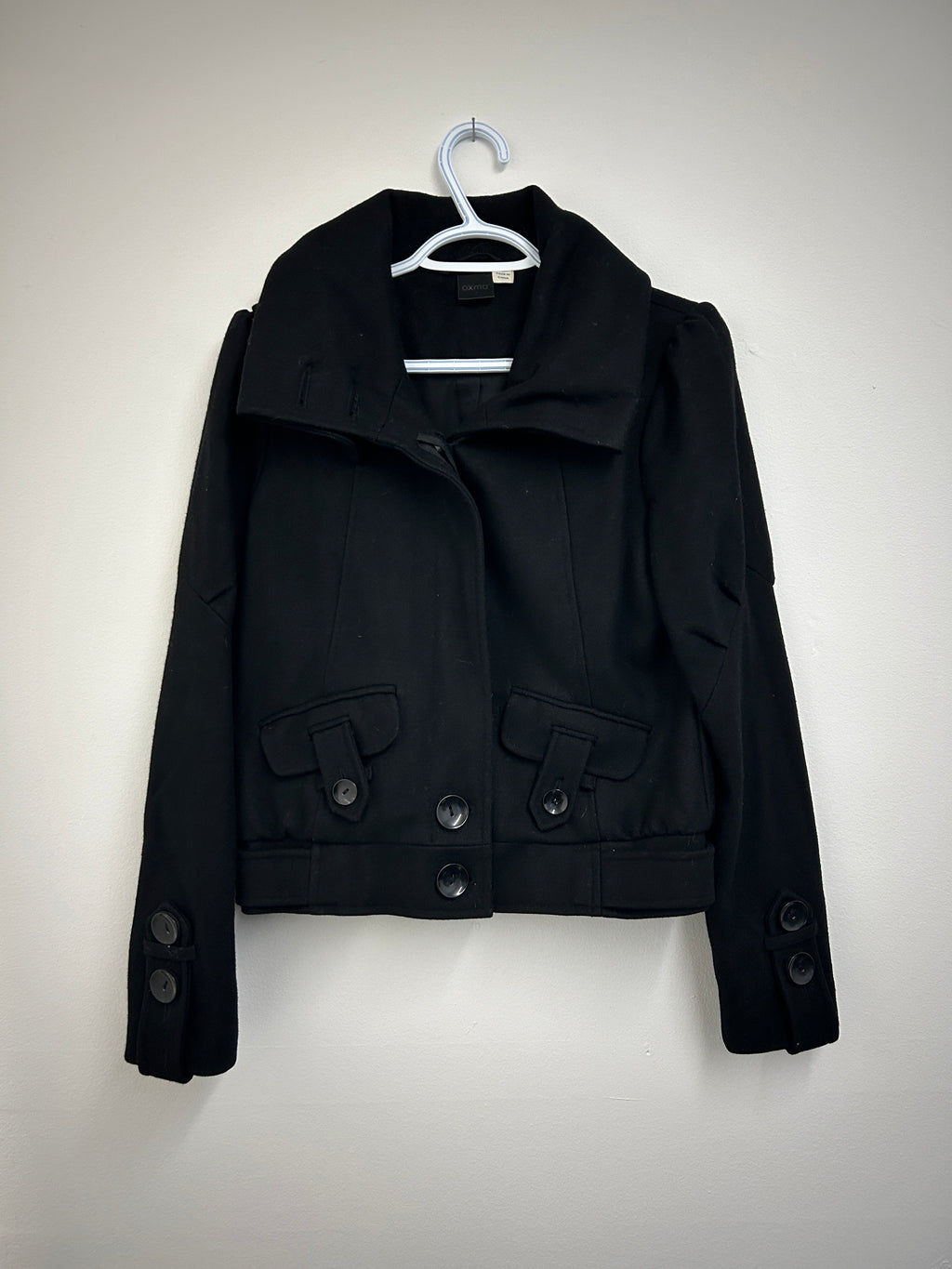 Manteau court noir à grands boutons