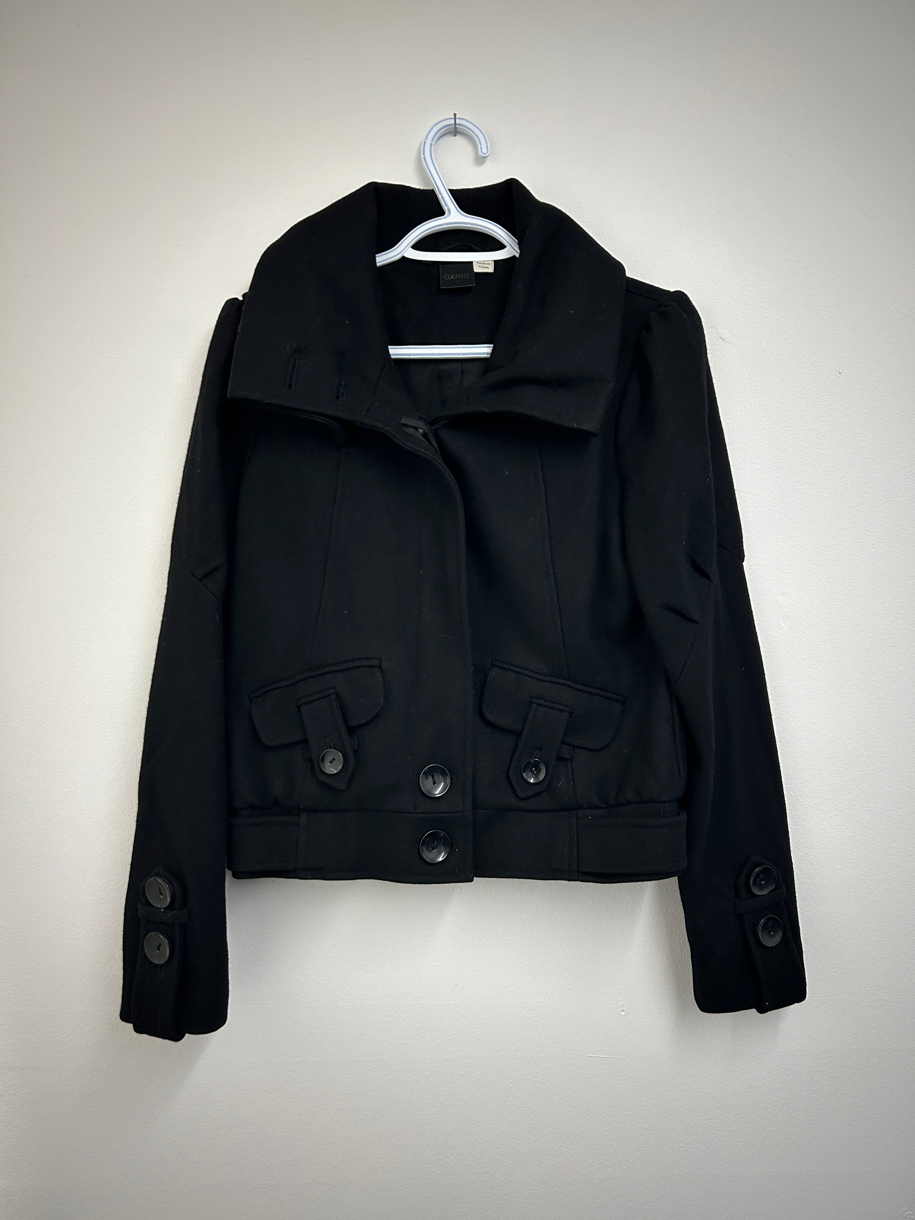 Manteau court noir à grands boutons