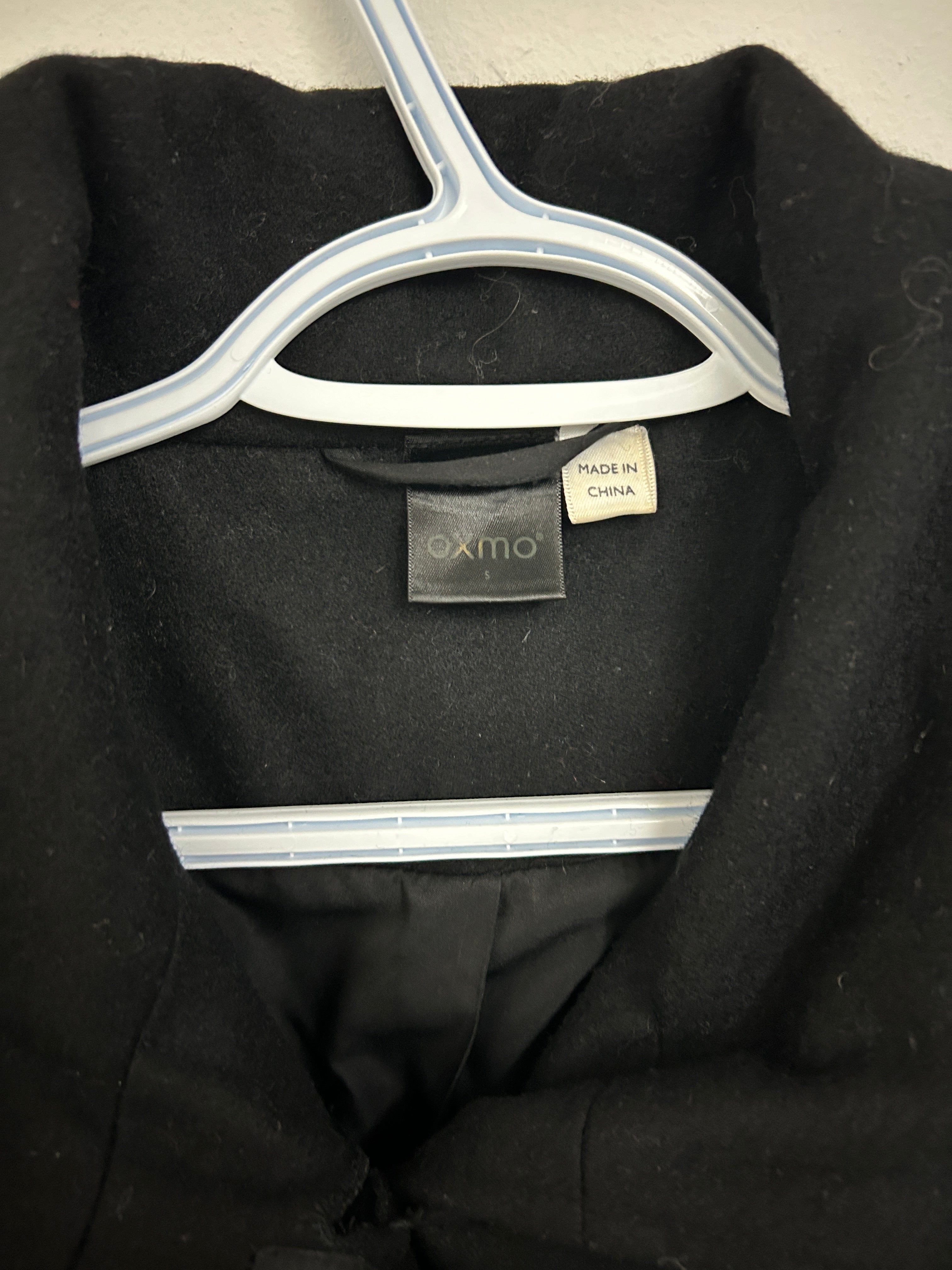 Manteau court noir à grands boutons