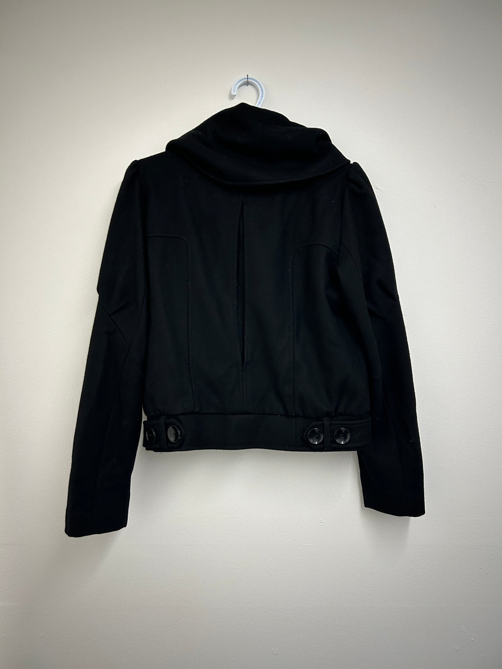 Manteau court noir à grands boutons