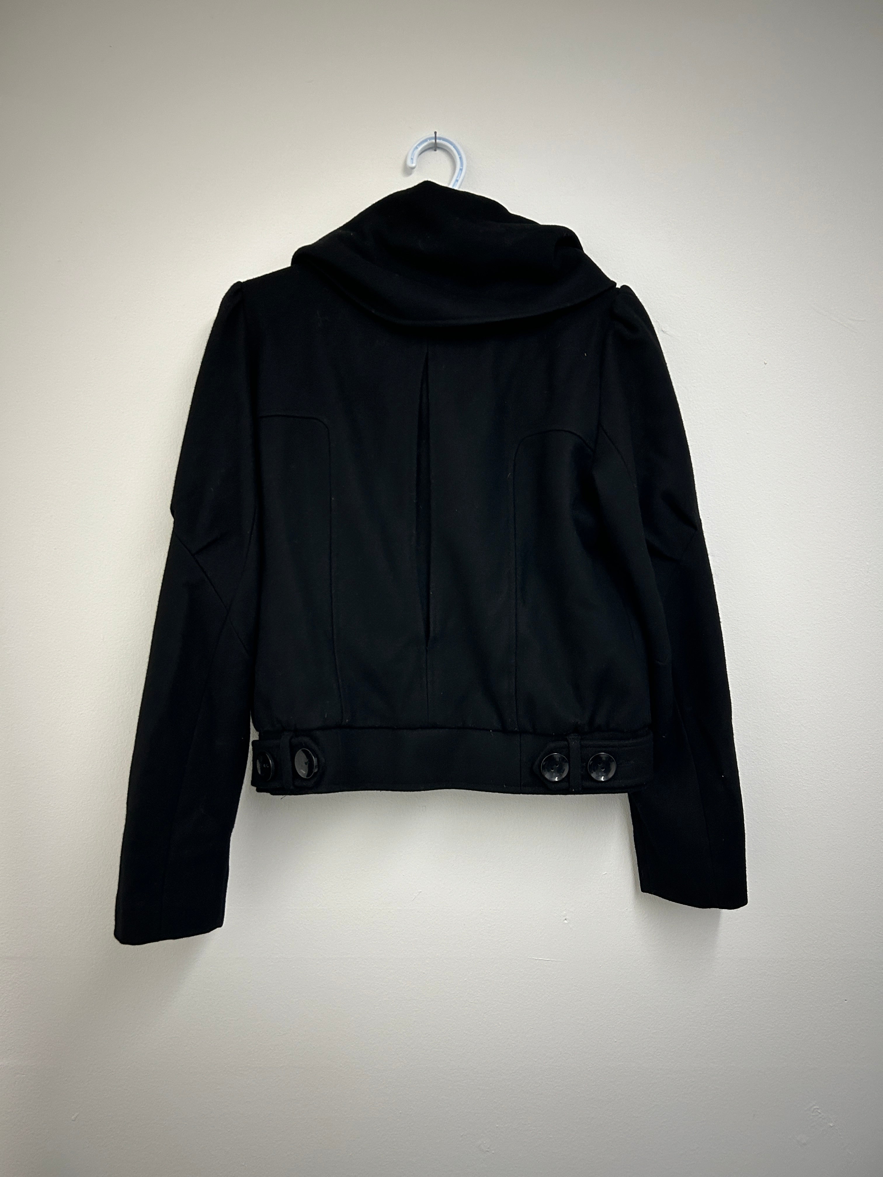 Manteau court noir à grands boutons