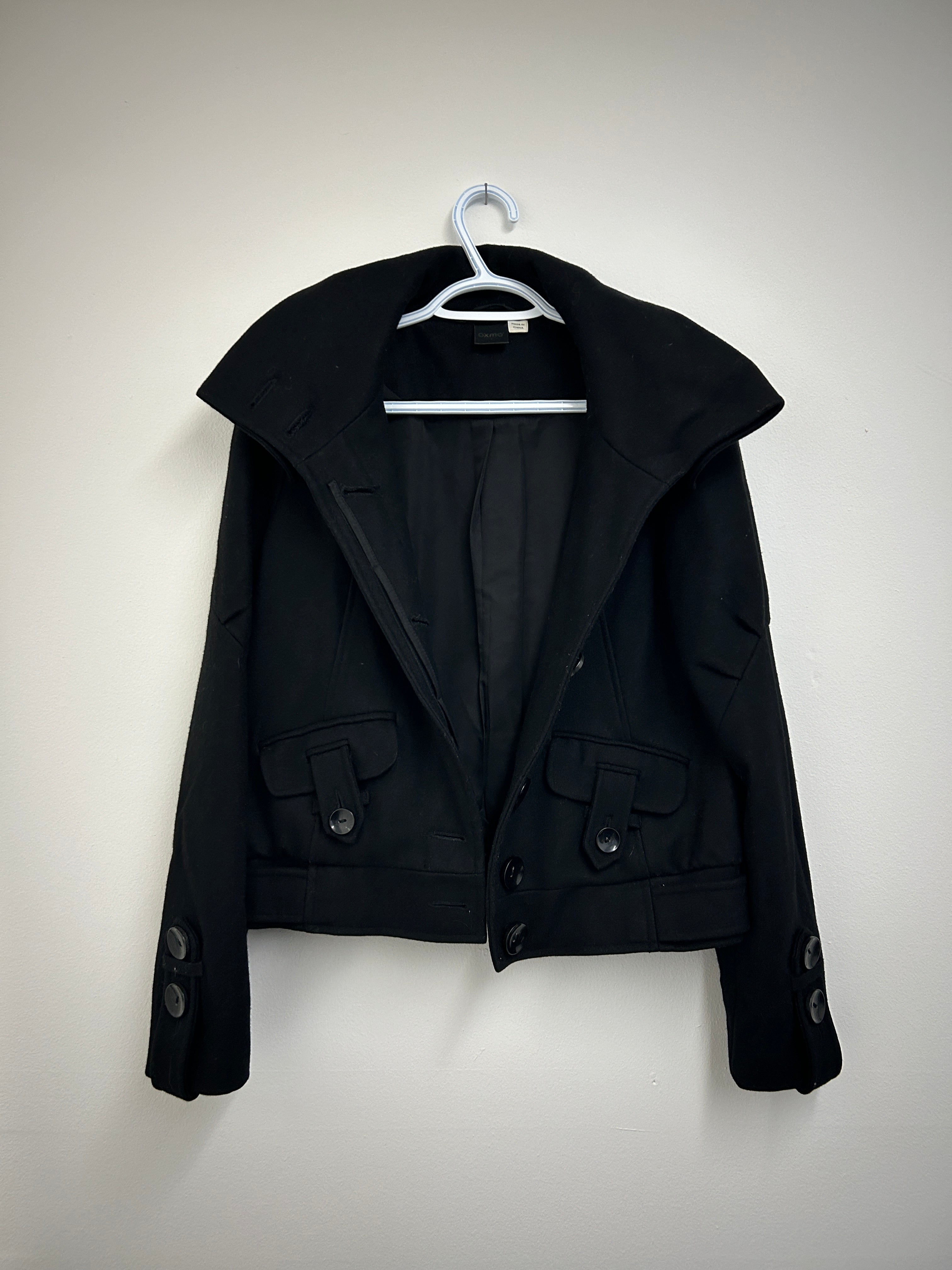 Manteau court noir à grands boutons