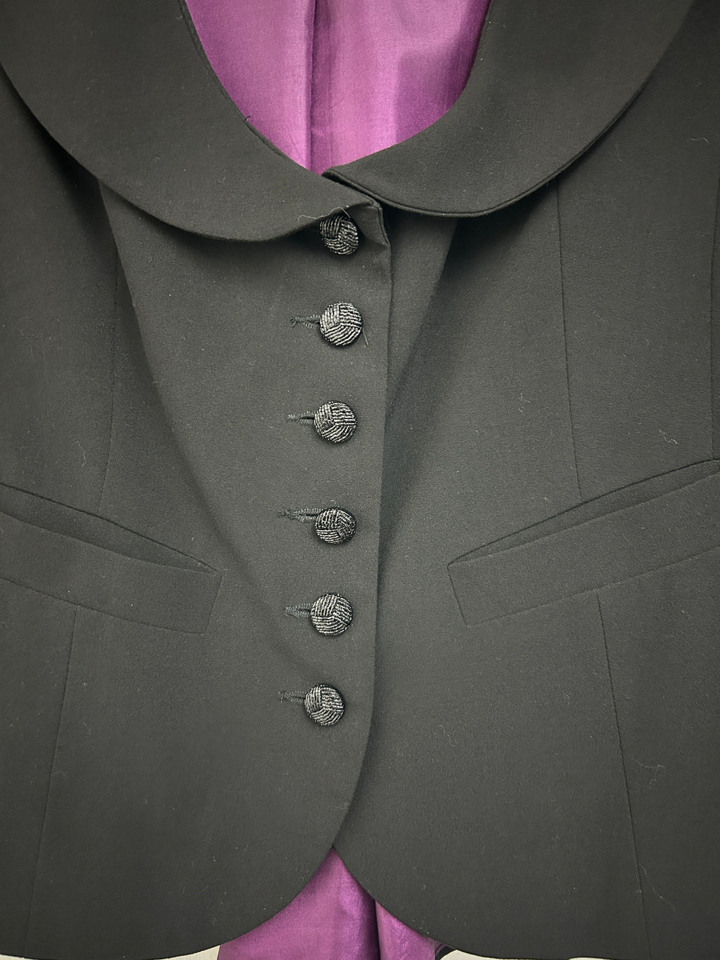 Veston noir col arrondi avec doublure mauve