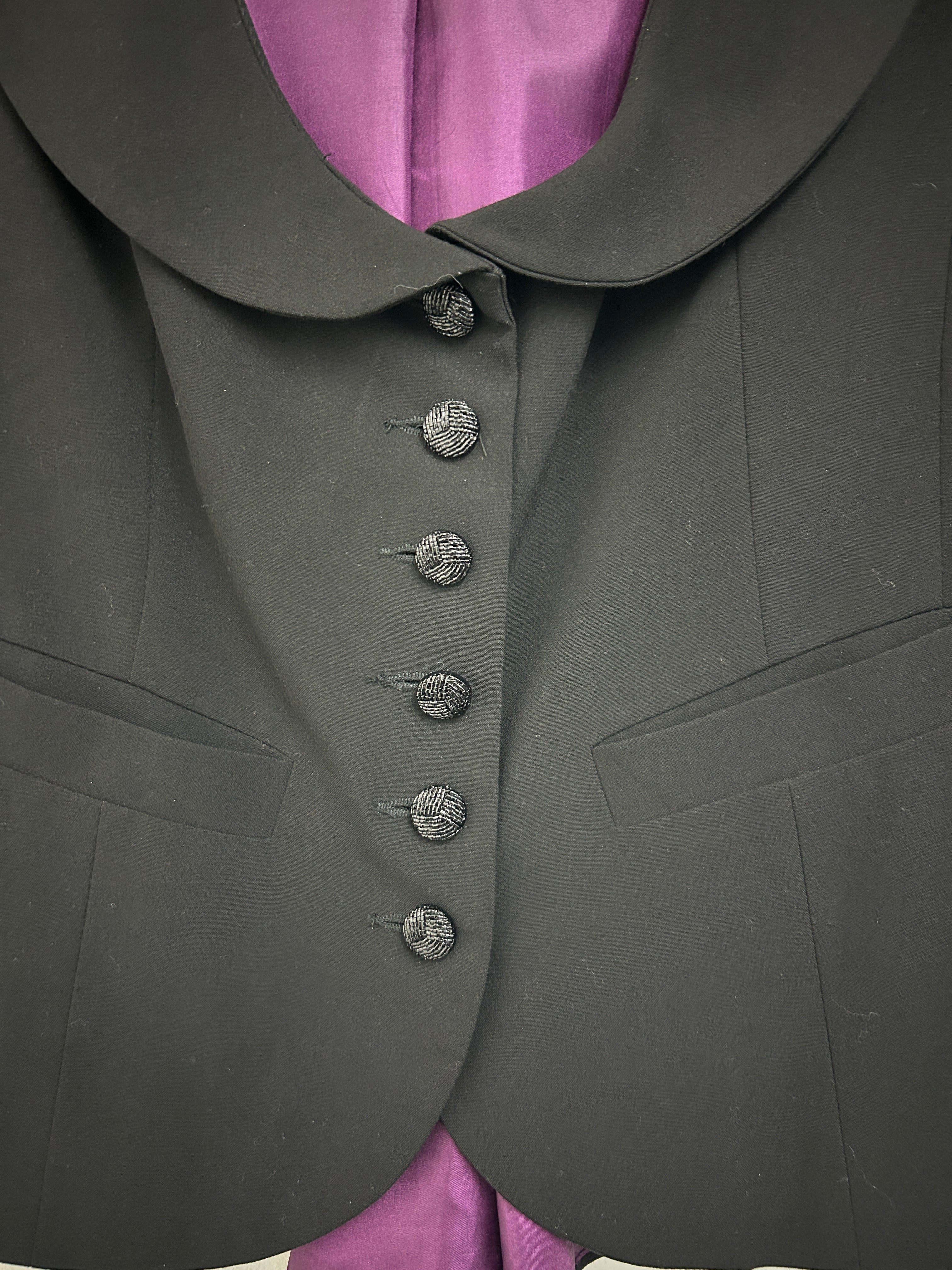 Veston noir col arrondi avec doublure mauve