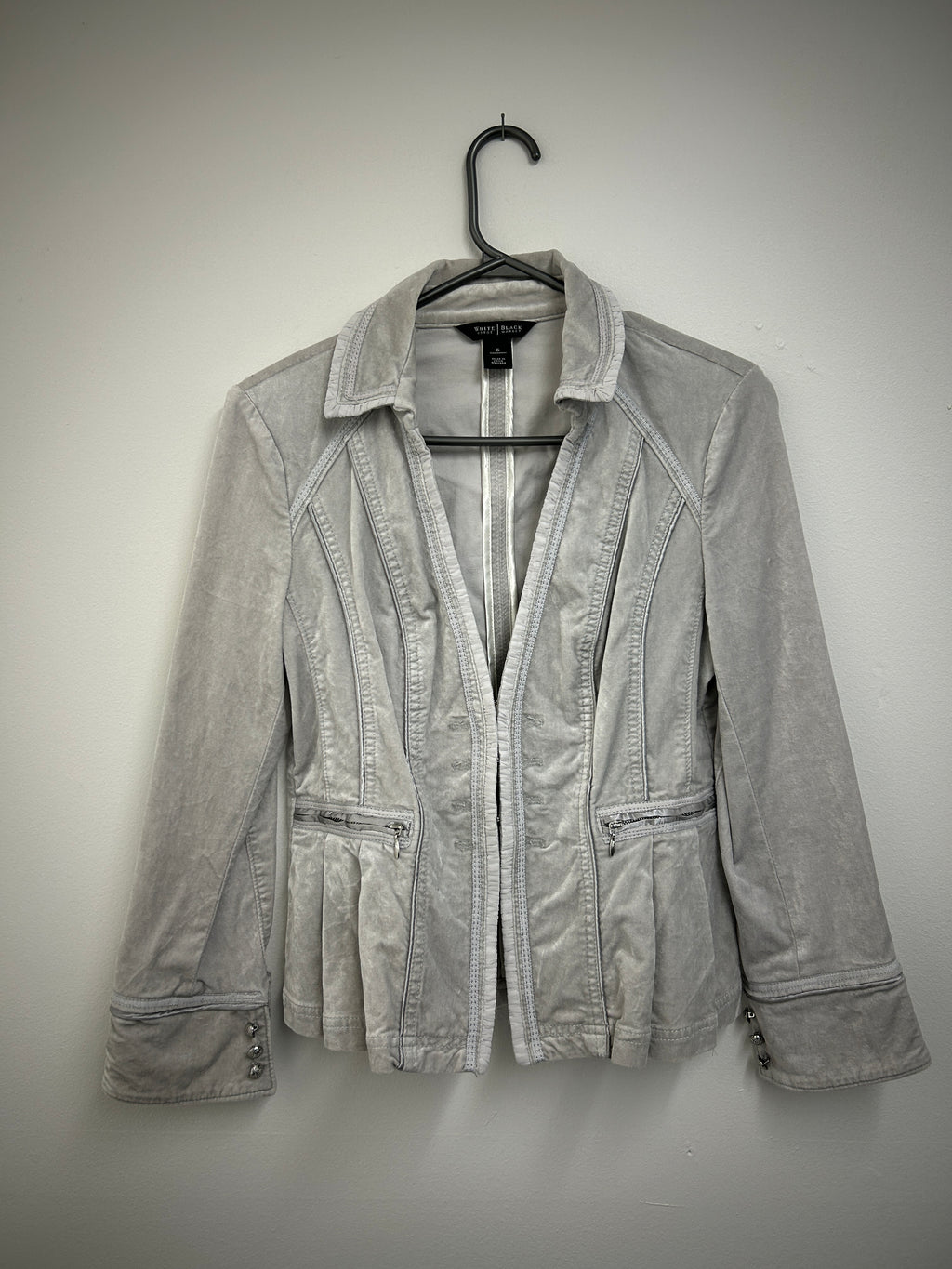 White House Black Market – Veston gris perle en velours doux avec détails argentés