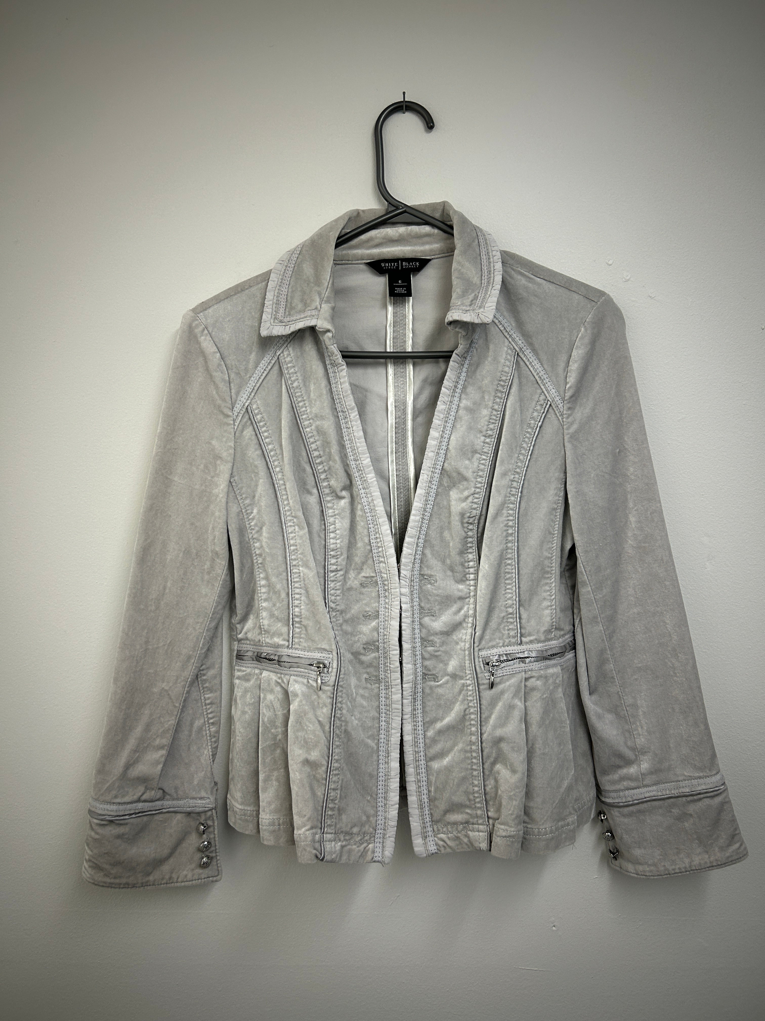 White House Black Market – Veston gris perle en velours doux avec détails argentés