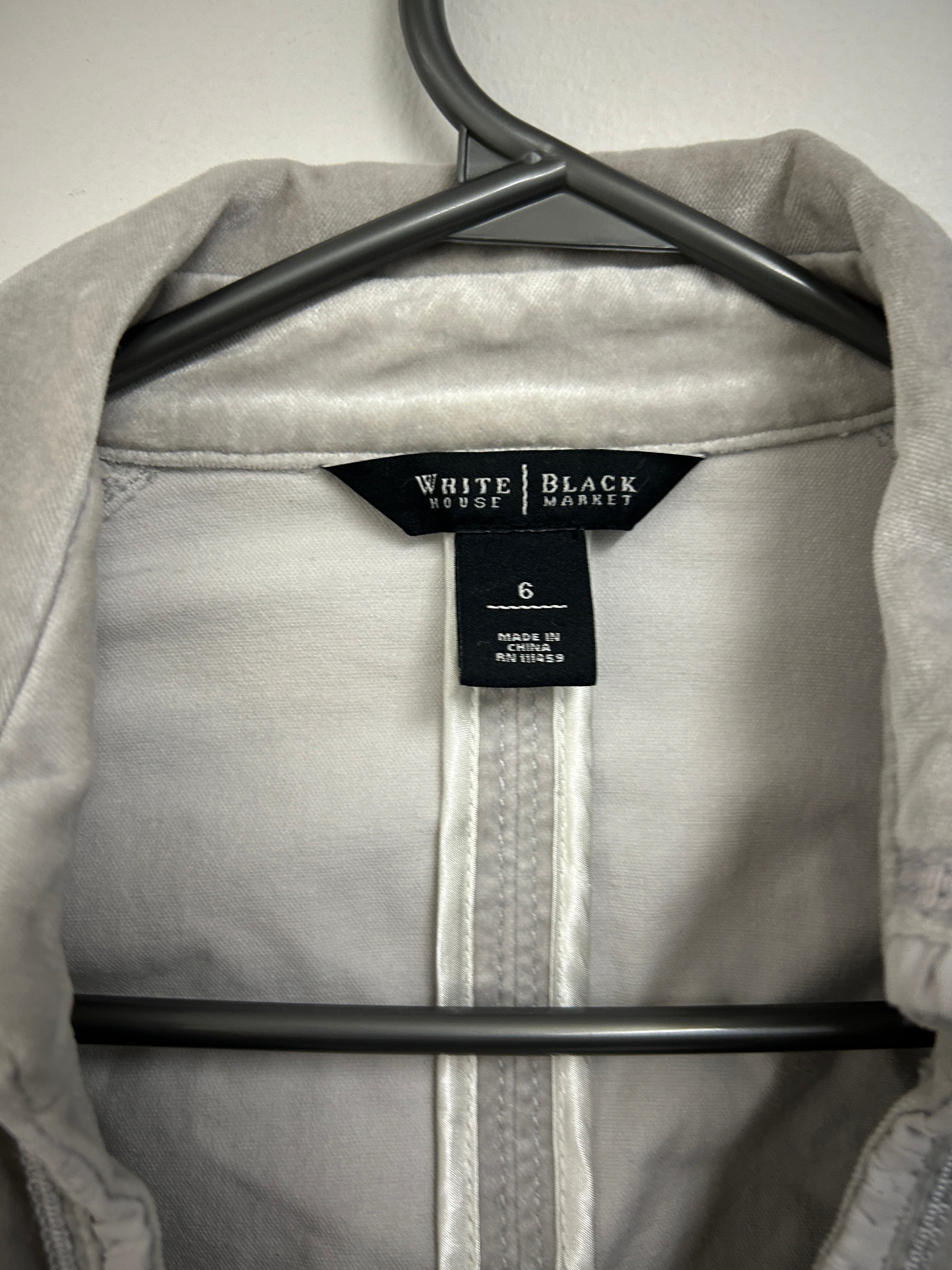 White House Black Market – Veston gris perle en velours doux avec détails argentés