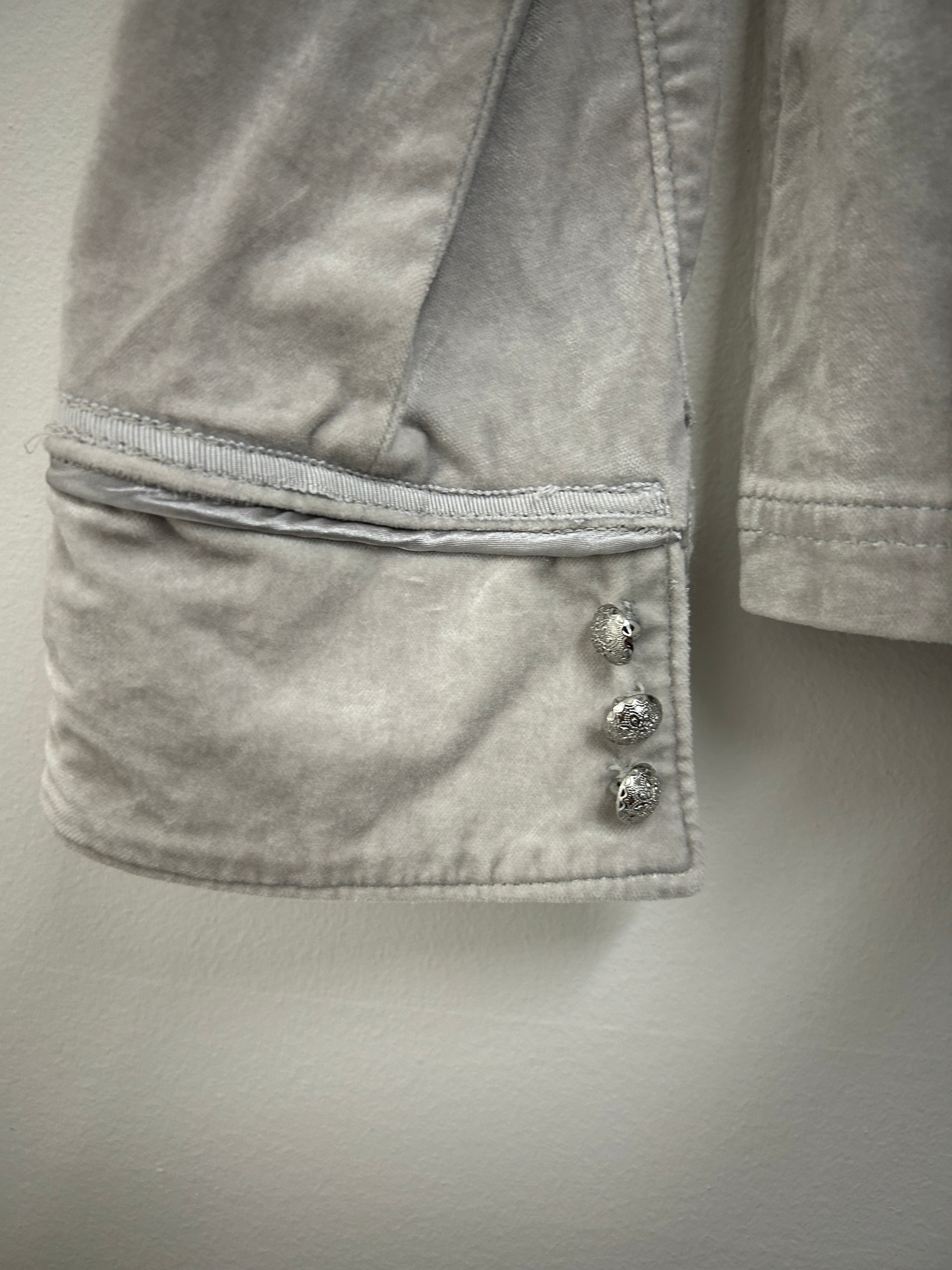 White House Black Market – Veston gris perle en velours doux avec détails argentés