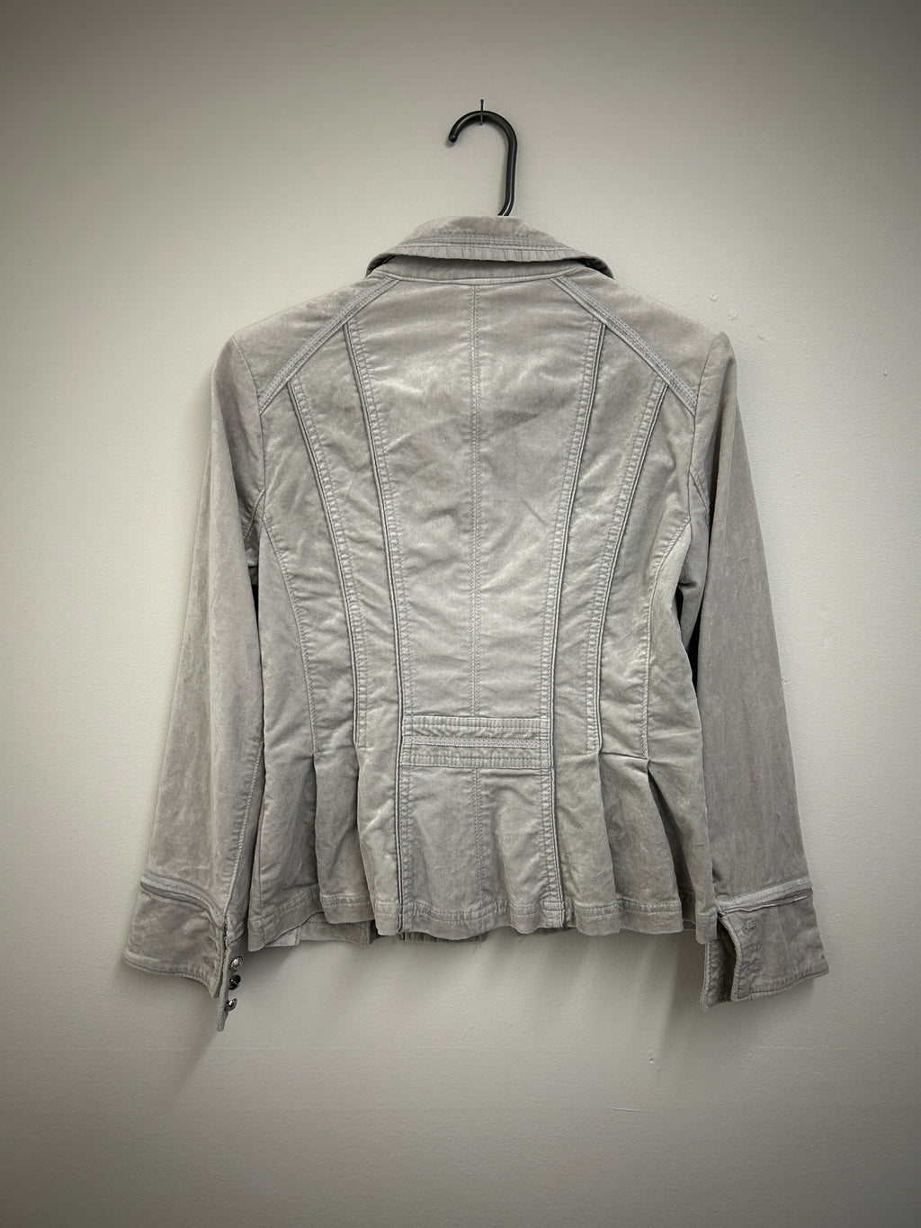 White House Black Market – Veston gris perle en velours doux avec détails argentés