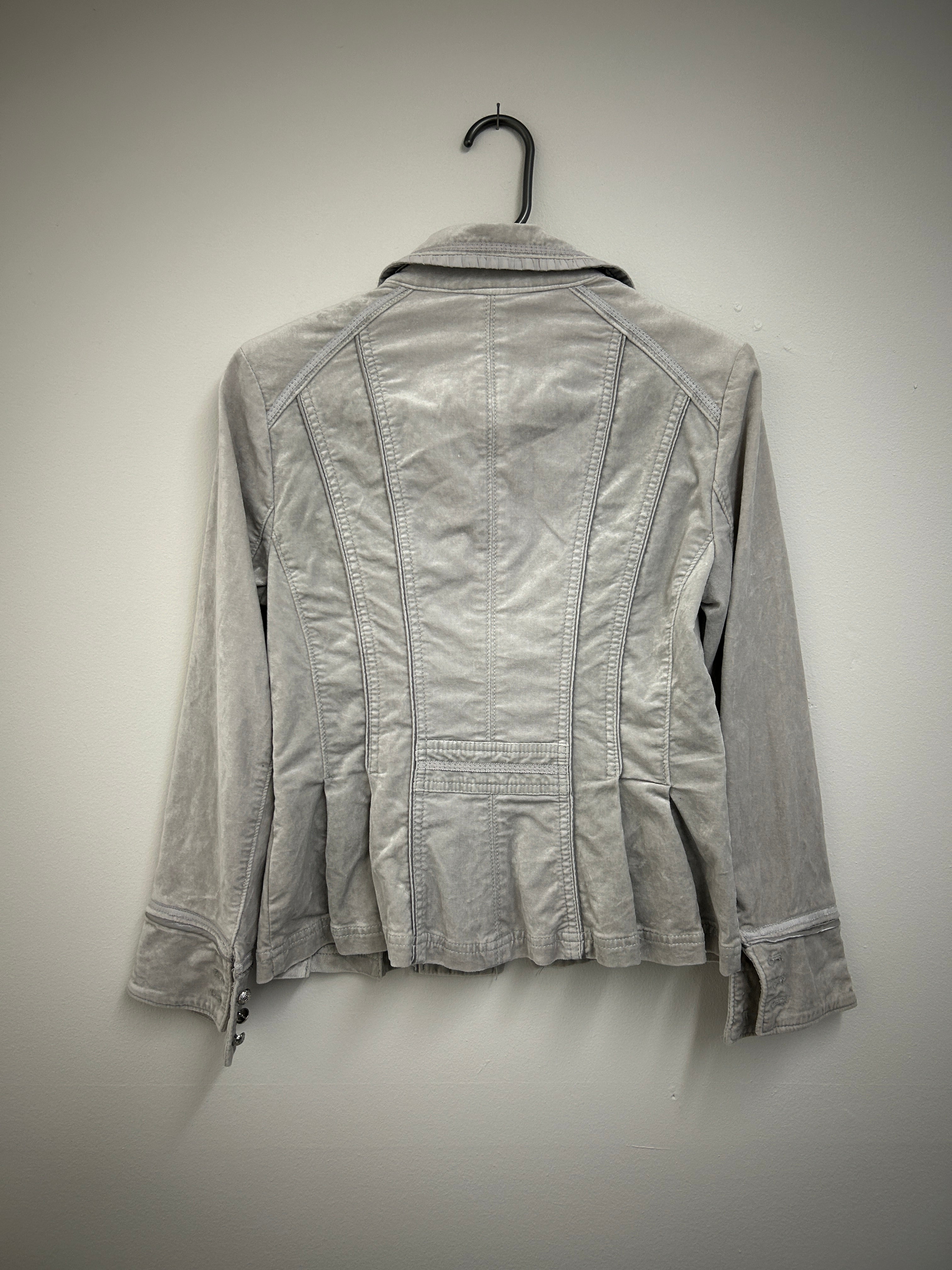 White House Black Market – Veston gris perle en velours doux avec détails argentés