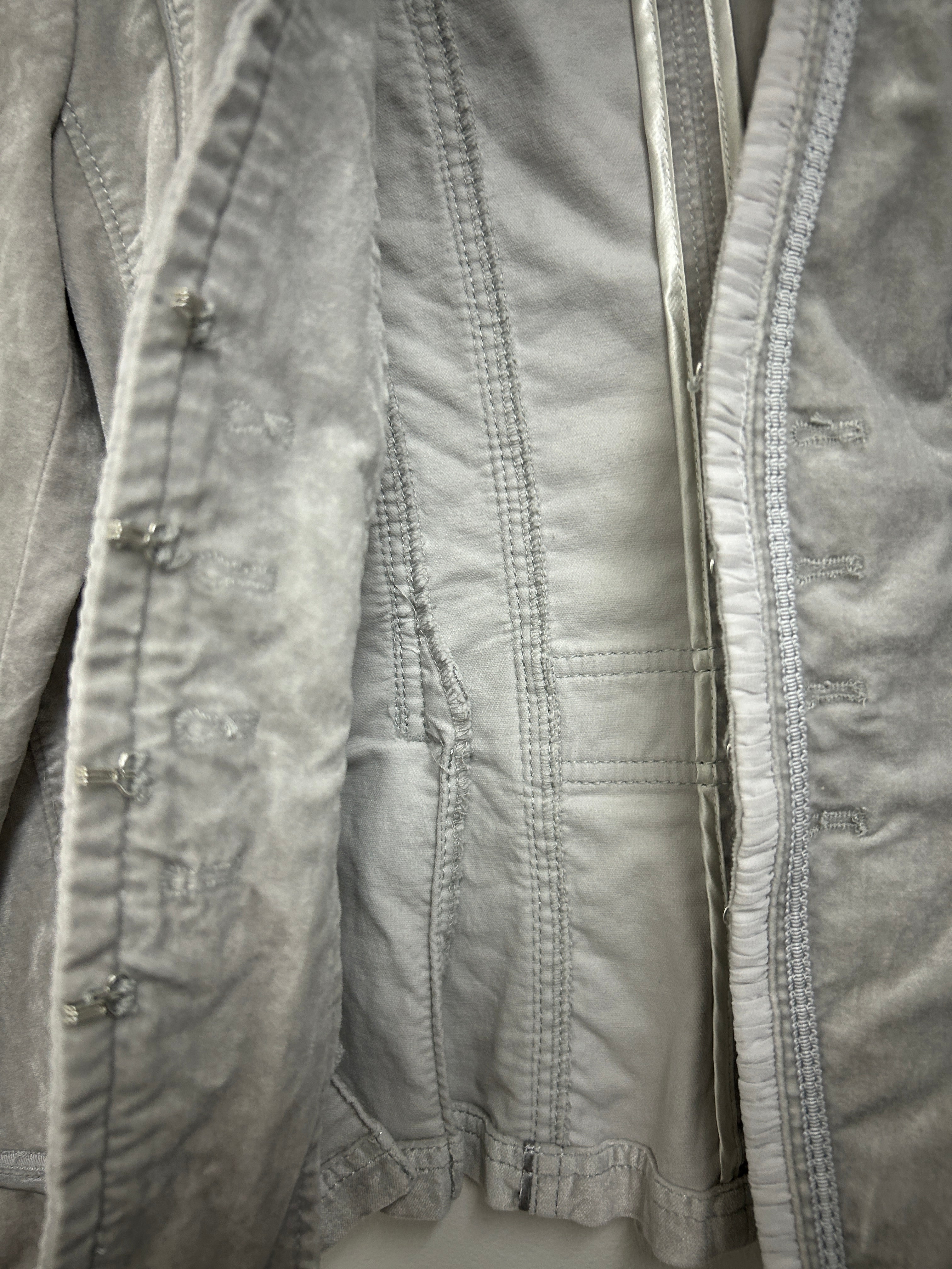 White House Black Market – Veston gris perle en velours doux avec détails argentés