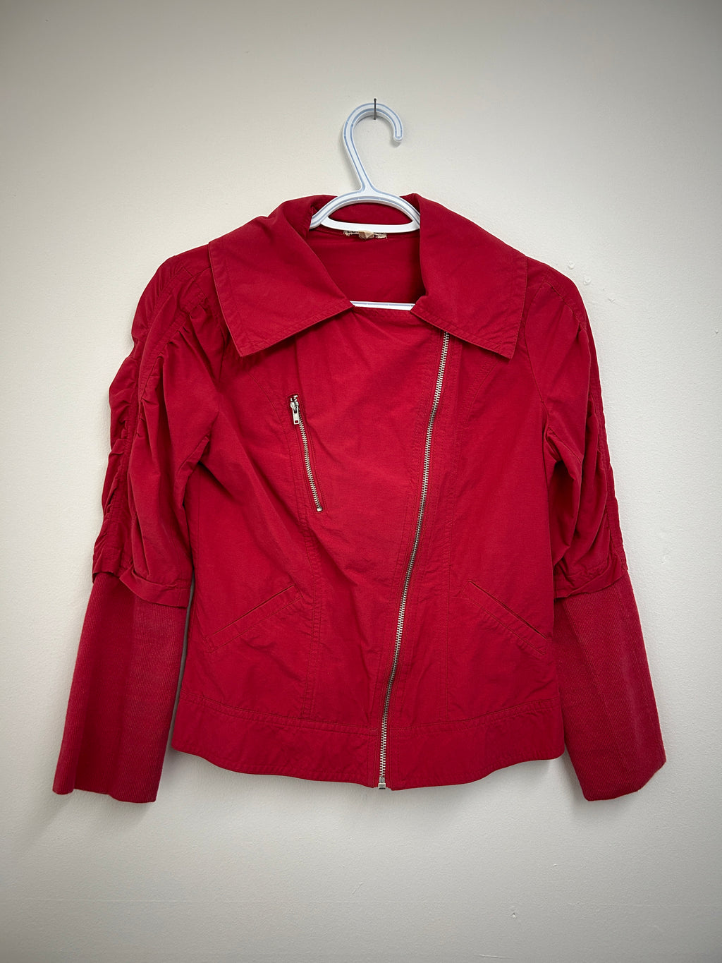 Veste rouge à manches plissées – Love Tree
