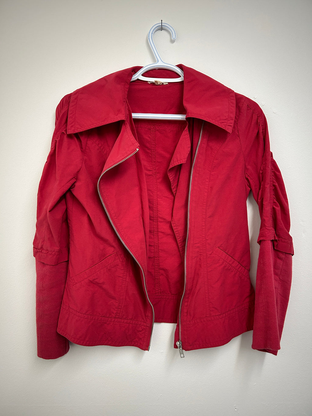 Veste rouge à manches plissées – Love Tree