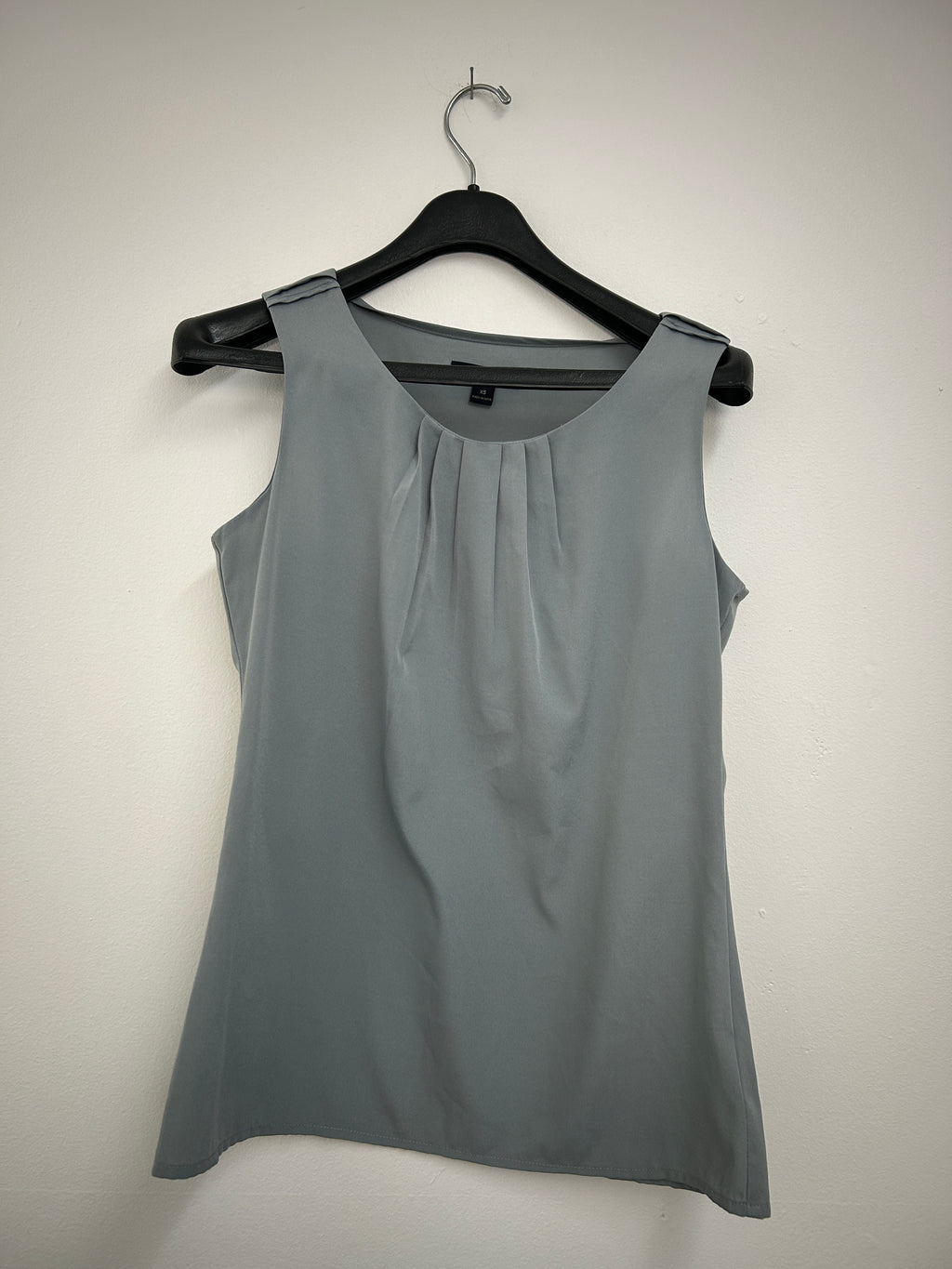 Blouse satinée grise à plis