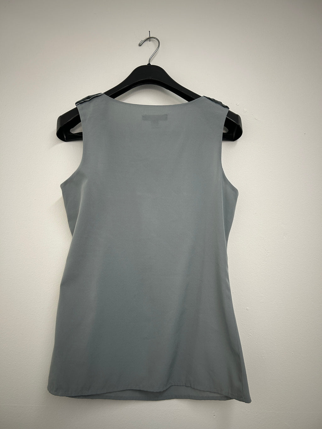 Blouse satinée grise à plis