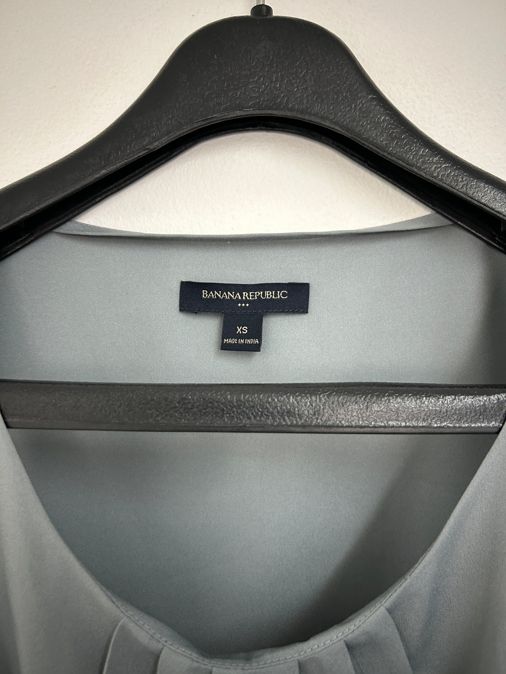 Blouse satinée grise à plis