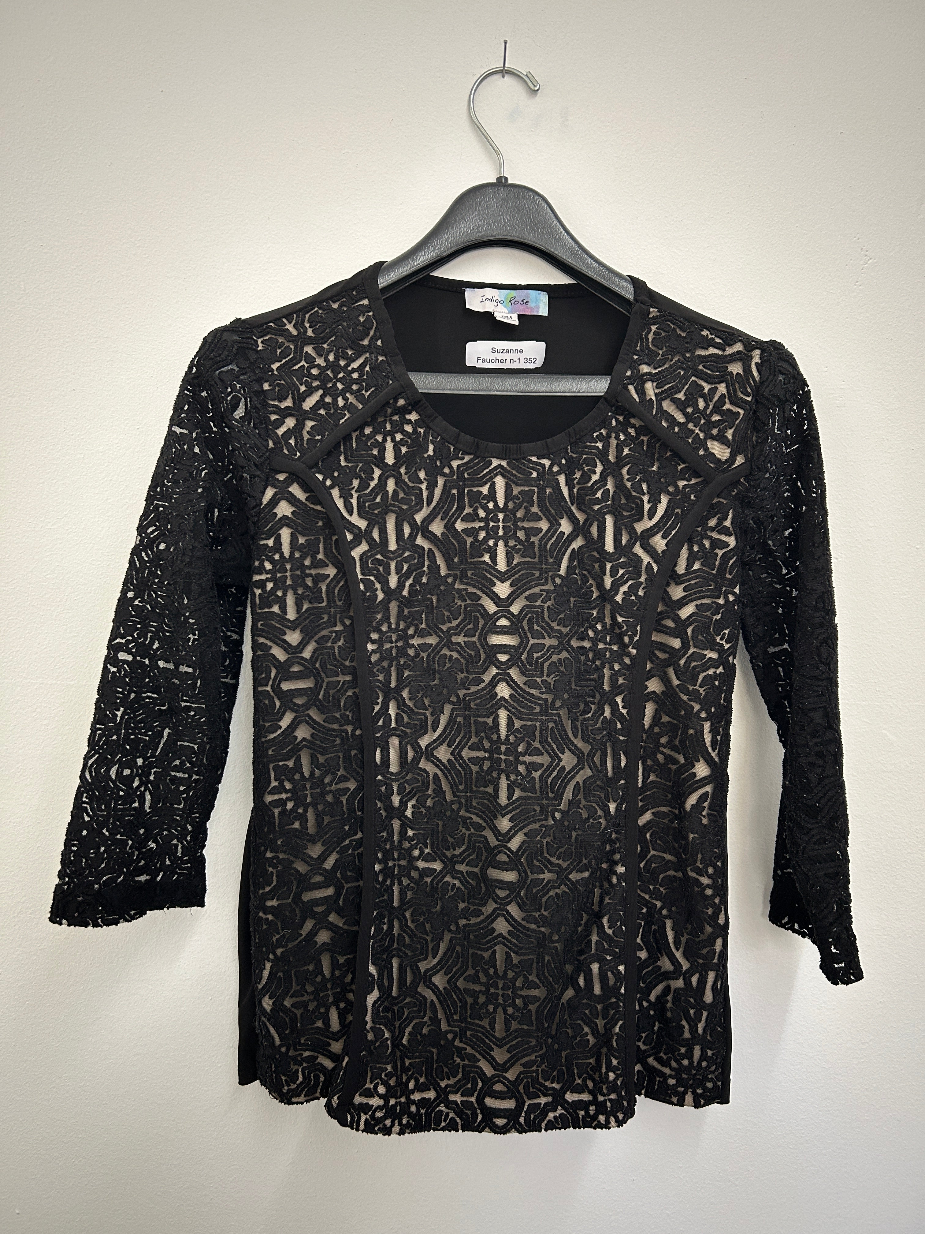 Haut noir en dentelle à manches 3/4