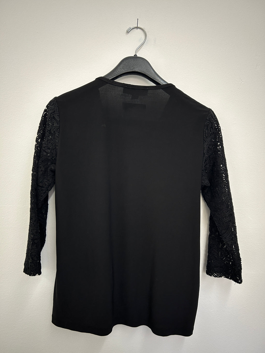 Haut noir en dentelle à manches 3/4