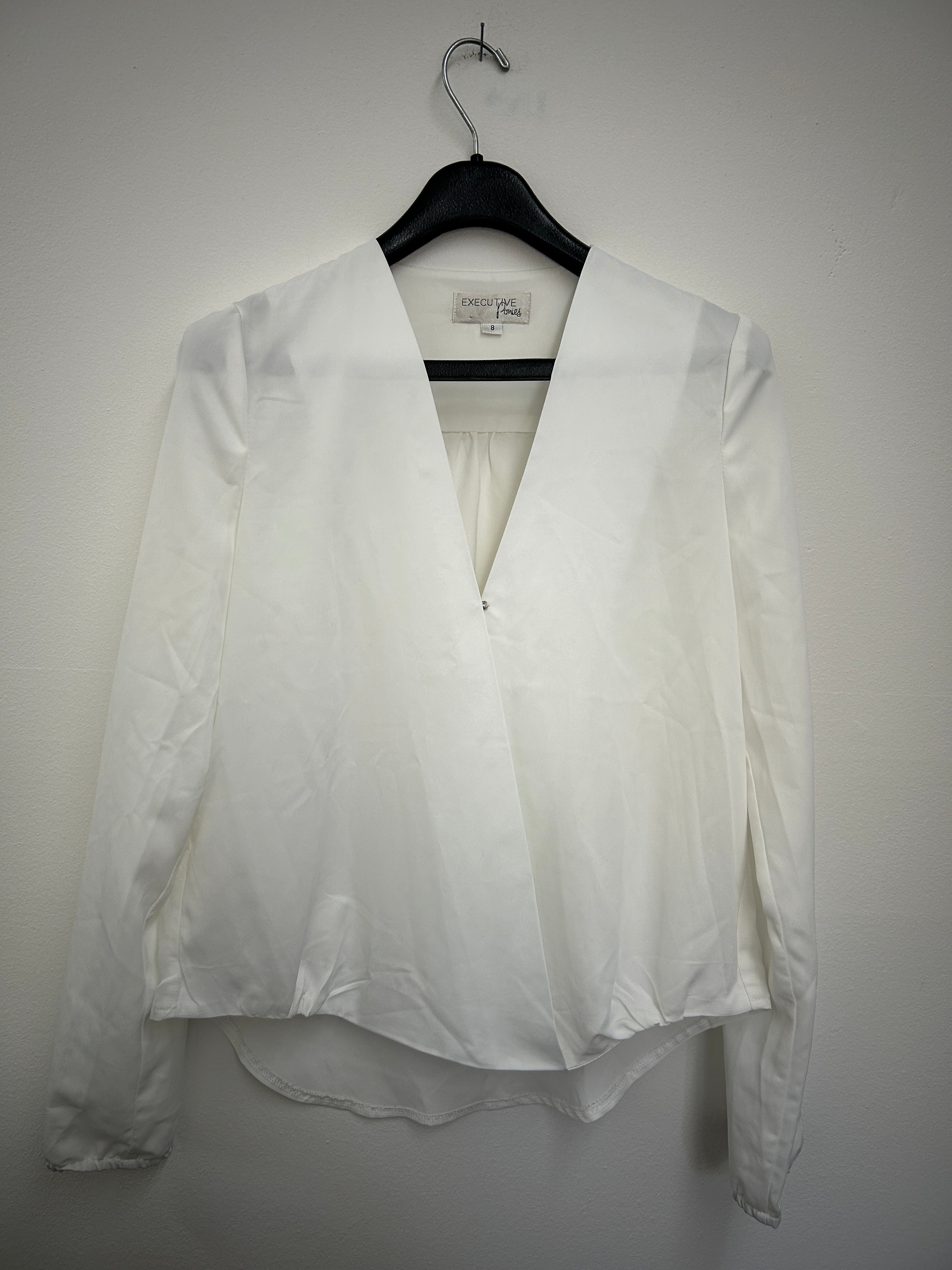 Blouse blanche élégante à col en V