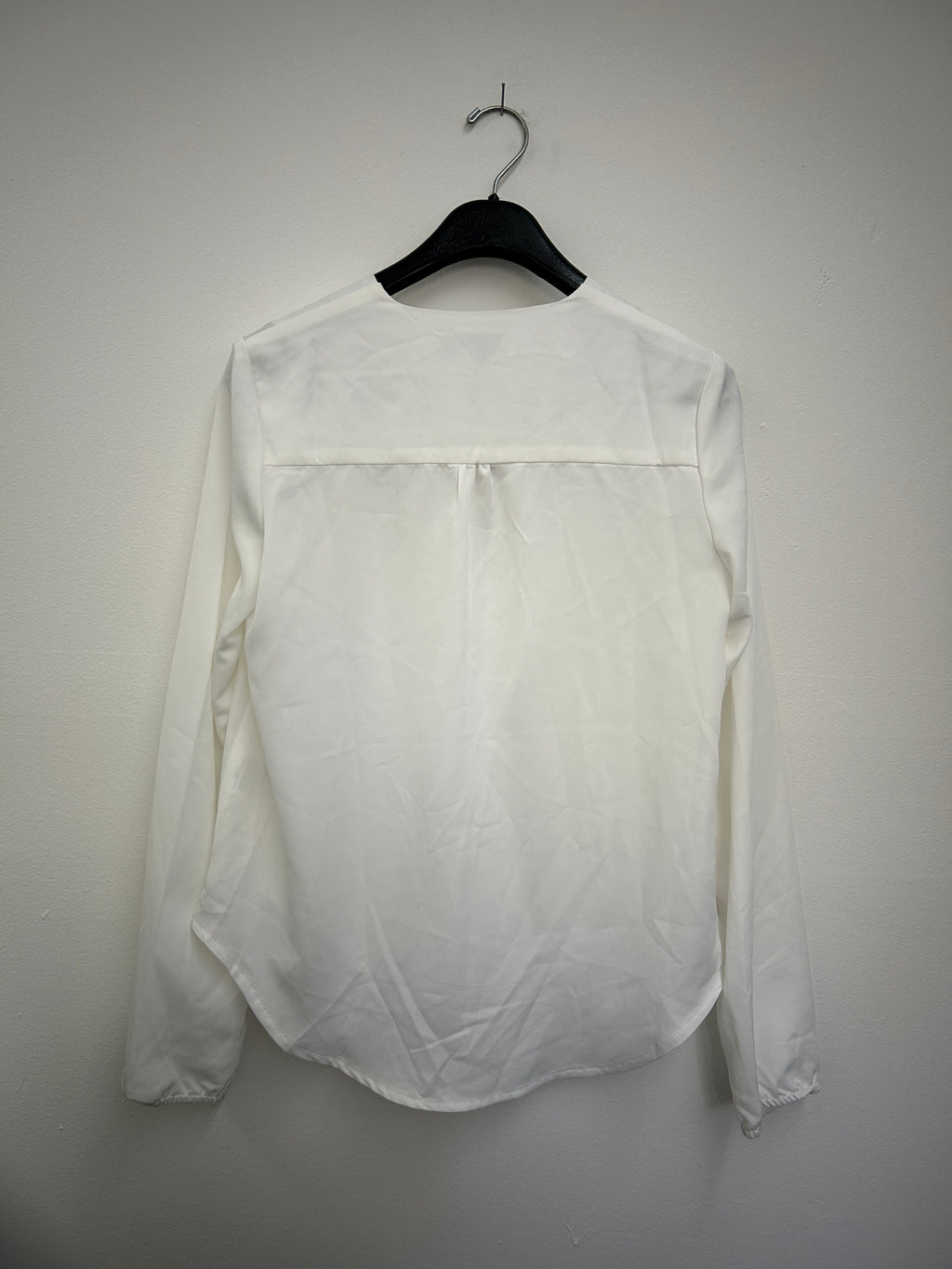 Blouse blanche élégante à col en V