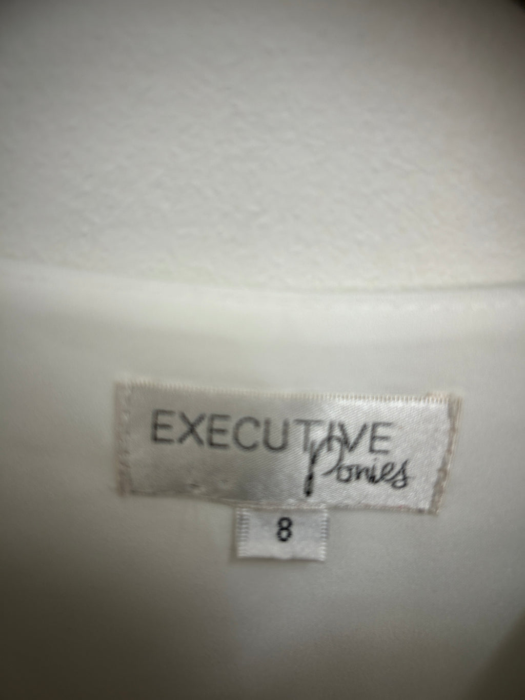 Blouse blanche élégante à col en V