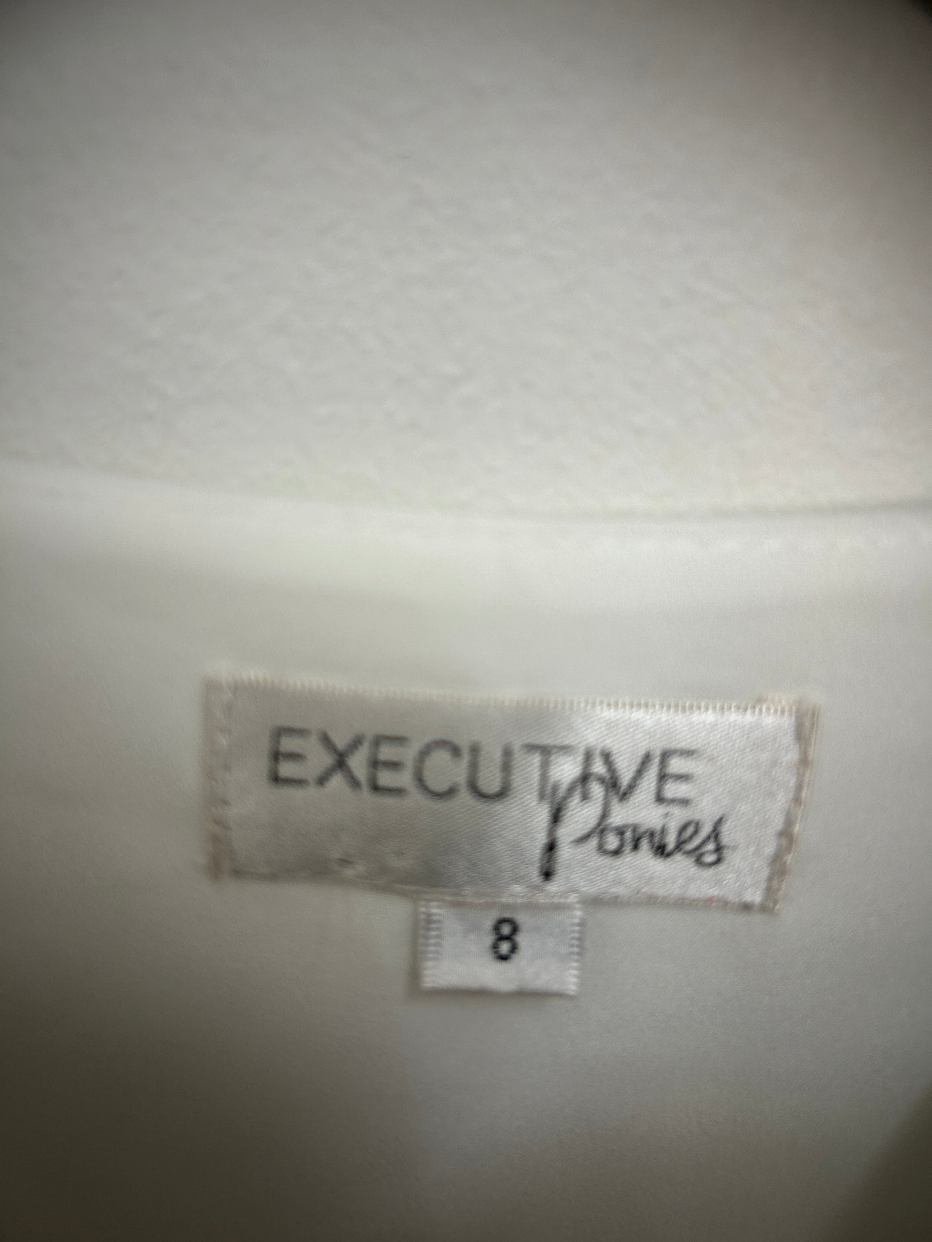 Blouse blanche élégante à col en V