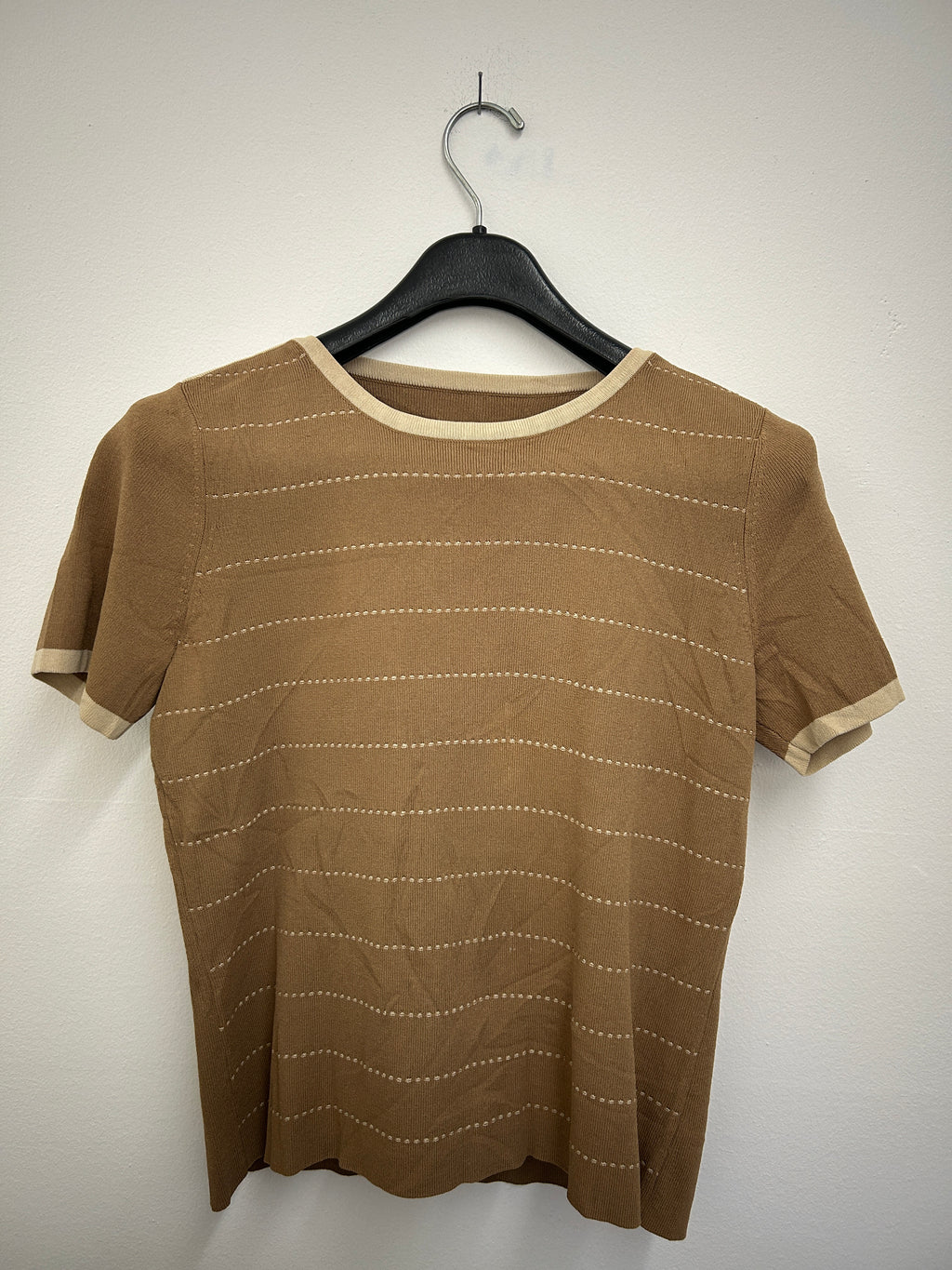 T-shirt moutarde rayé à l’avant