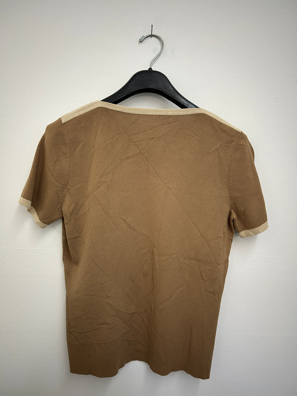 T-shirt moutarde rayé à l’avant