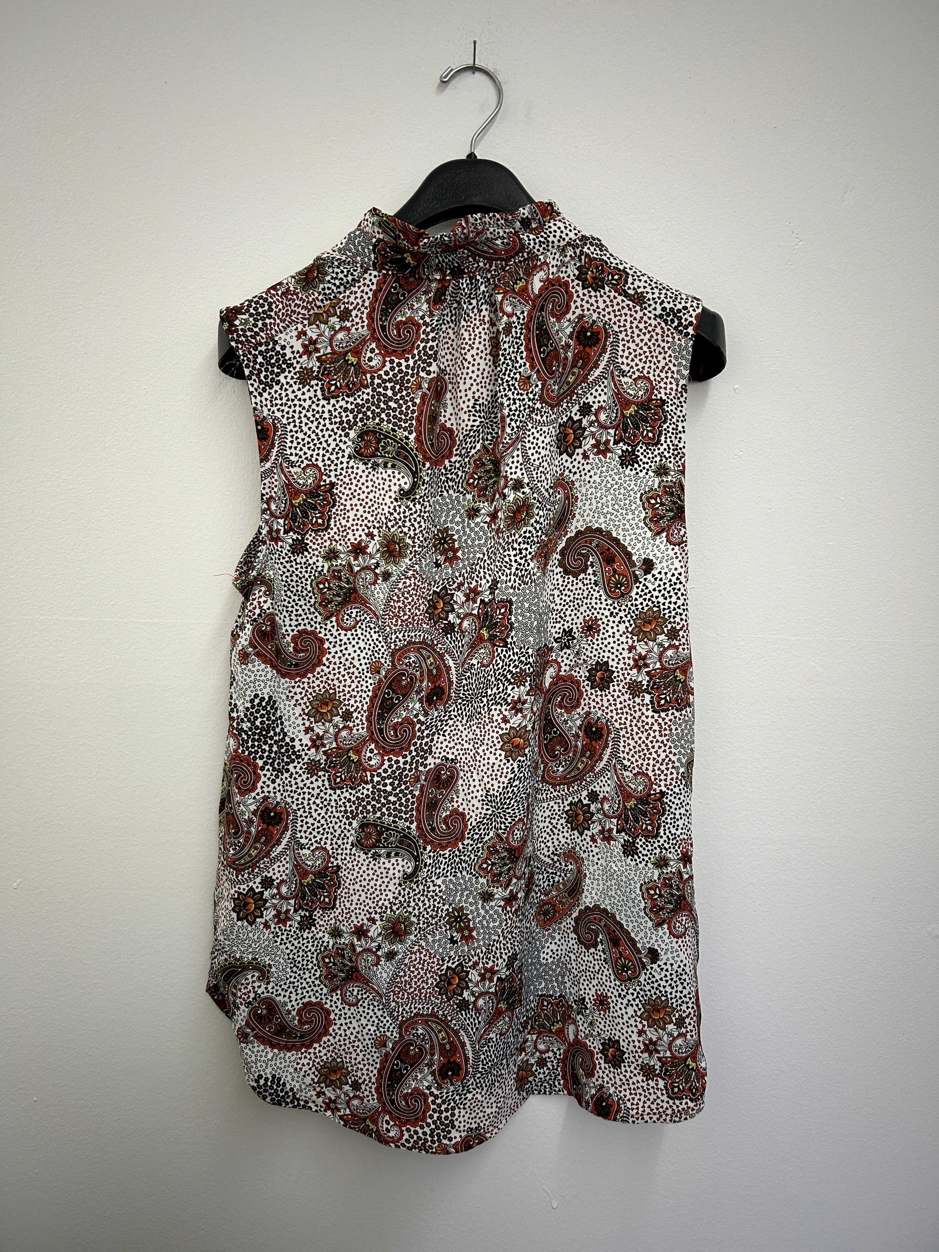 Blouse sans manches fleurie à pois