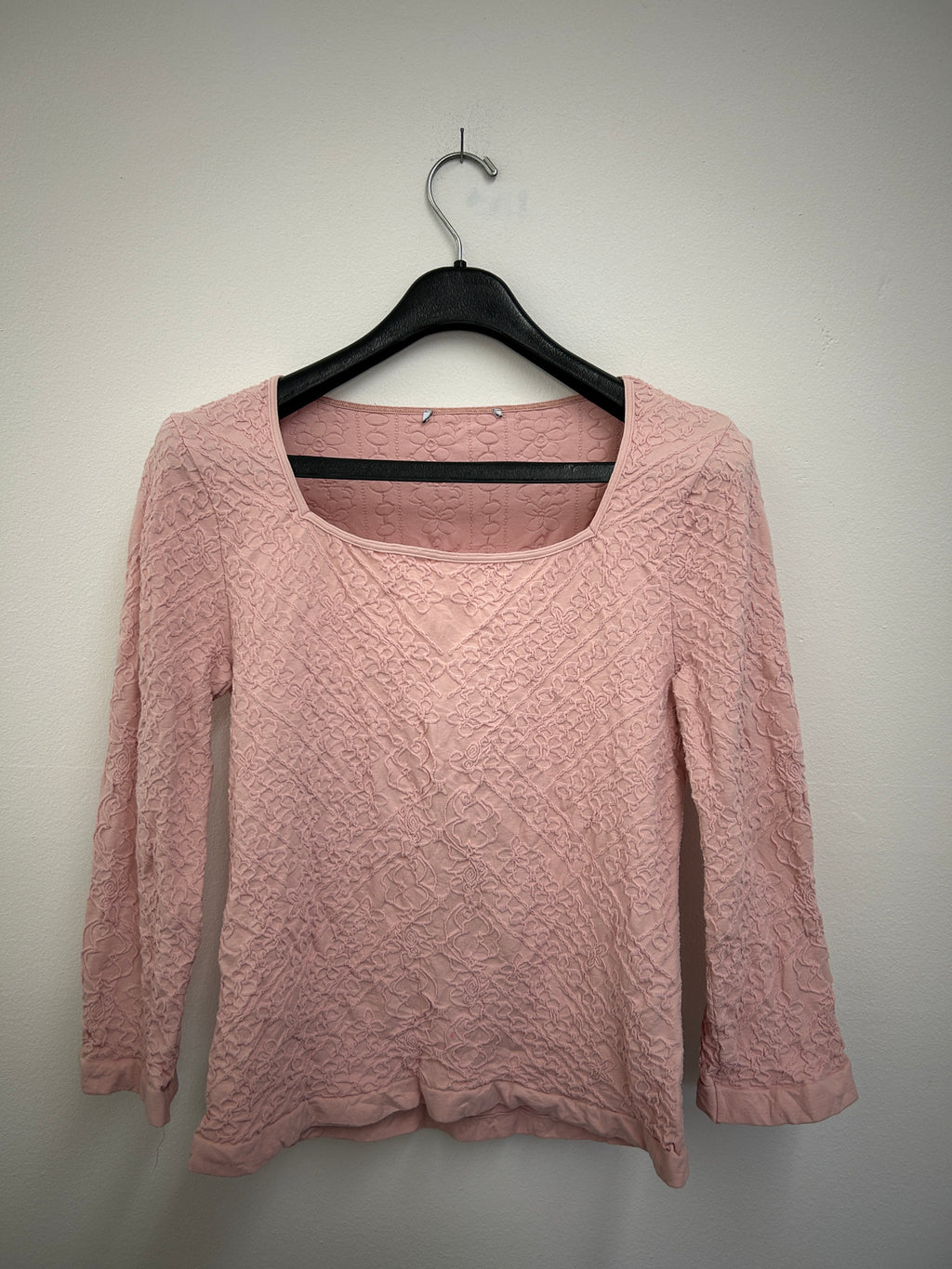 Chandail rose à fleurs en relief